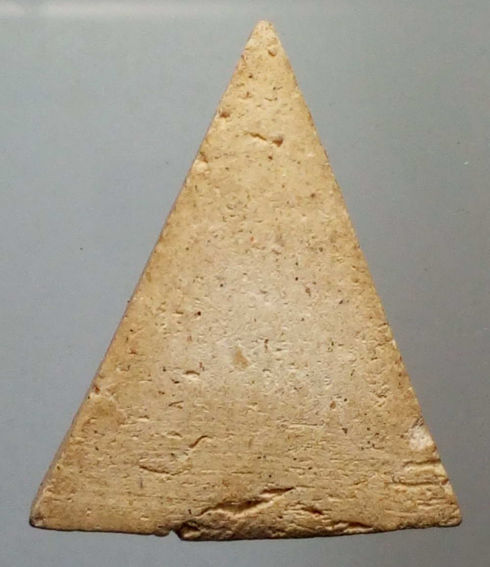 รหัสสินค้า พระไม่ทราบที่ 173 พระผงพิมพ์สามเหลี่ยมสมาธิหลังเรียบ ไม่ทราบที่