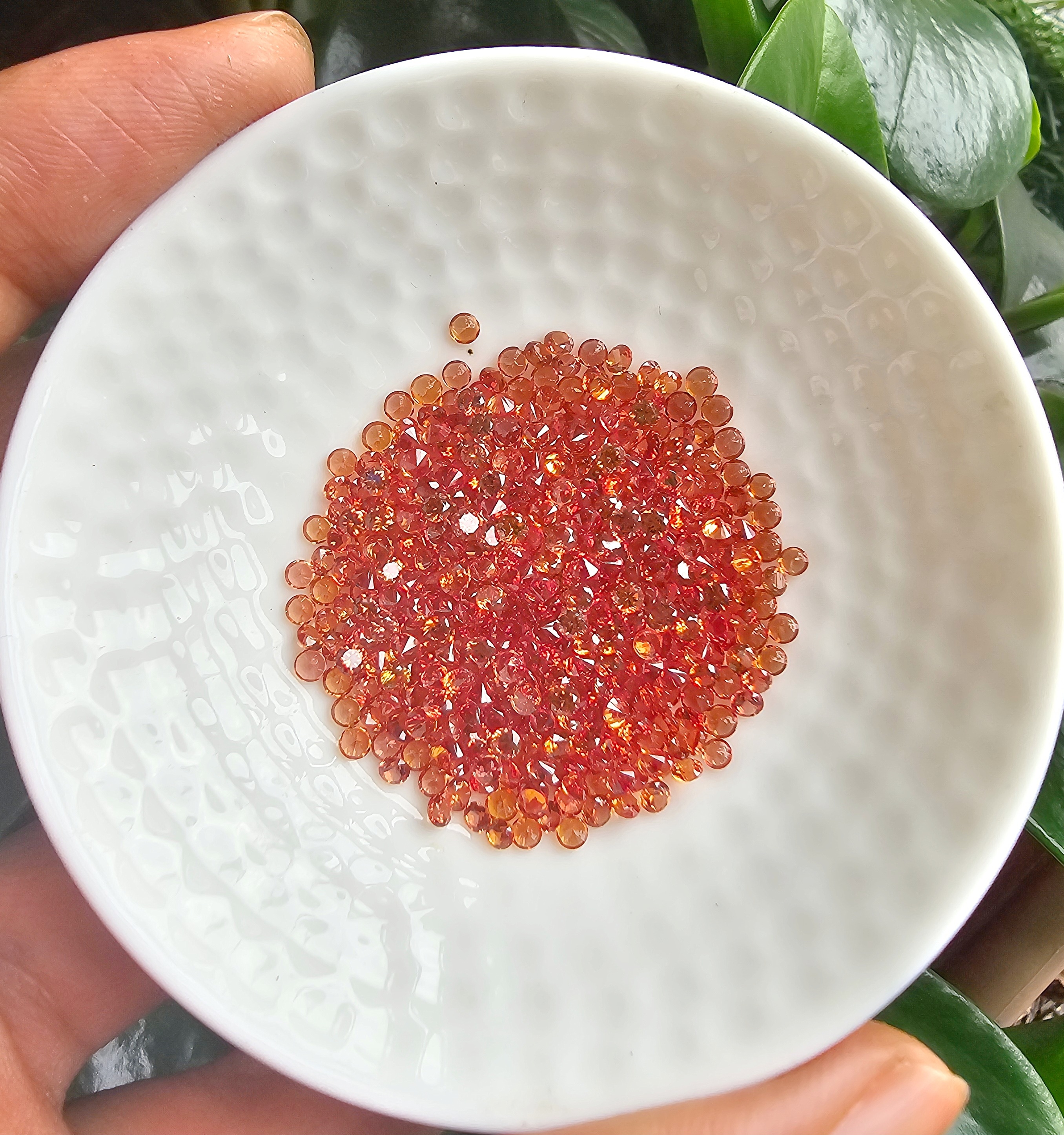 บุษราคัมสีส้มอมแดงกลม 2.5 มม. 1 กะรัต