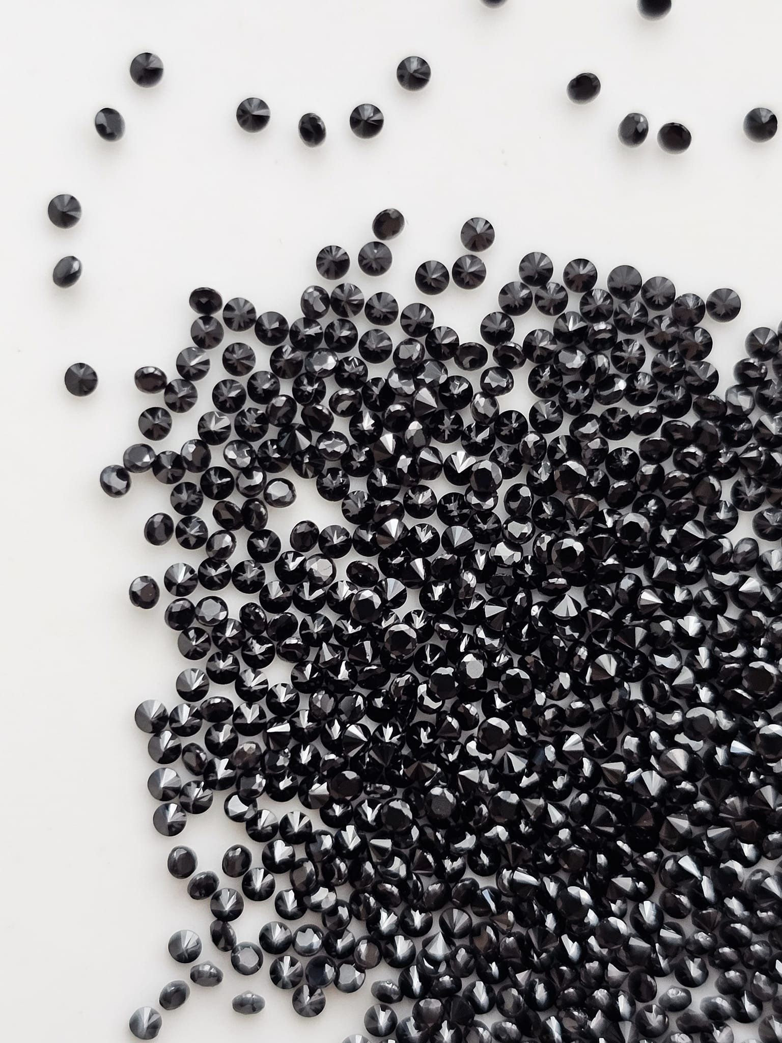 พลอยนิลกลมเจียรเหลี่ยม 1.2mm. 5 กะรัต