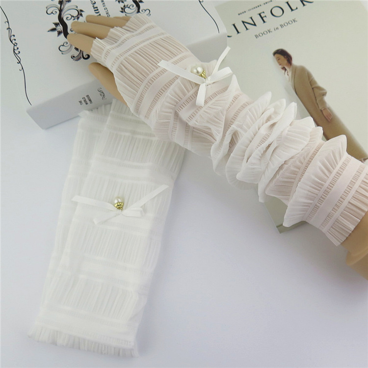 GL11121 ถุงมือเด็กออกงานสีขาว ถุงมือเด็กสวยหวานแนวเก๋ๆ ก่อนยืดกว้างรอบ6นิ้วยืดรับได้กับแขนทุกขนาด หรือใช้เป็นปลอกแขนได้ เหมาะ 5-15 ขวบ ใช้เป็นถุงมือที่ใช้ในการแสดงหรือออกงาน