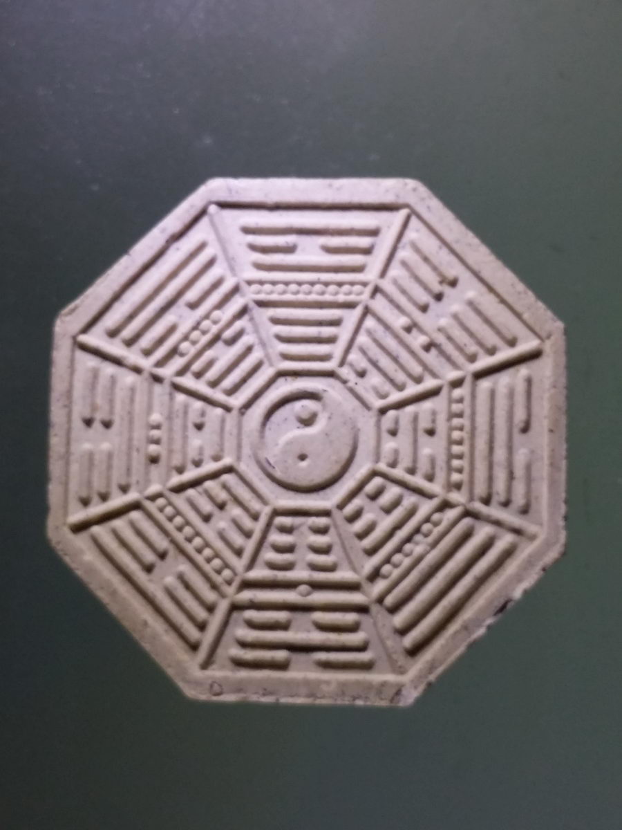 Antig Pim 140 พระสังกัจจายน์เนื้อผง พิมพ์ 8 เหลี่ยม หลังยันต์โป๊ยข่วย หยินหยาง