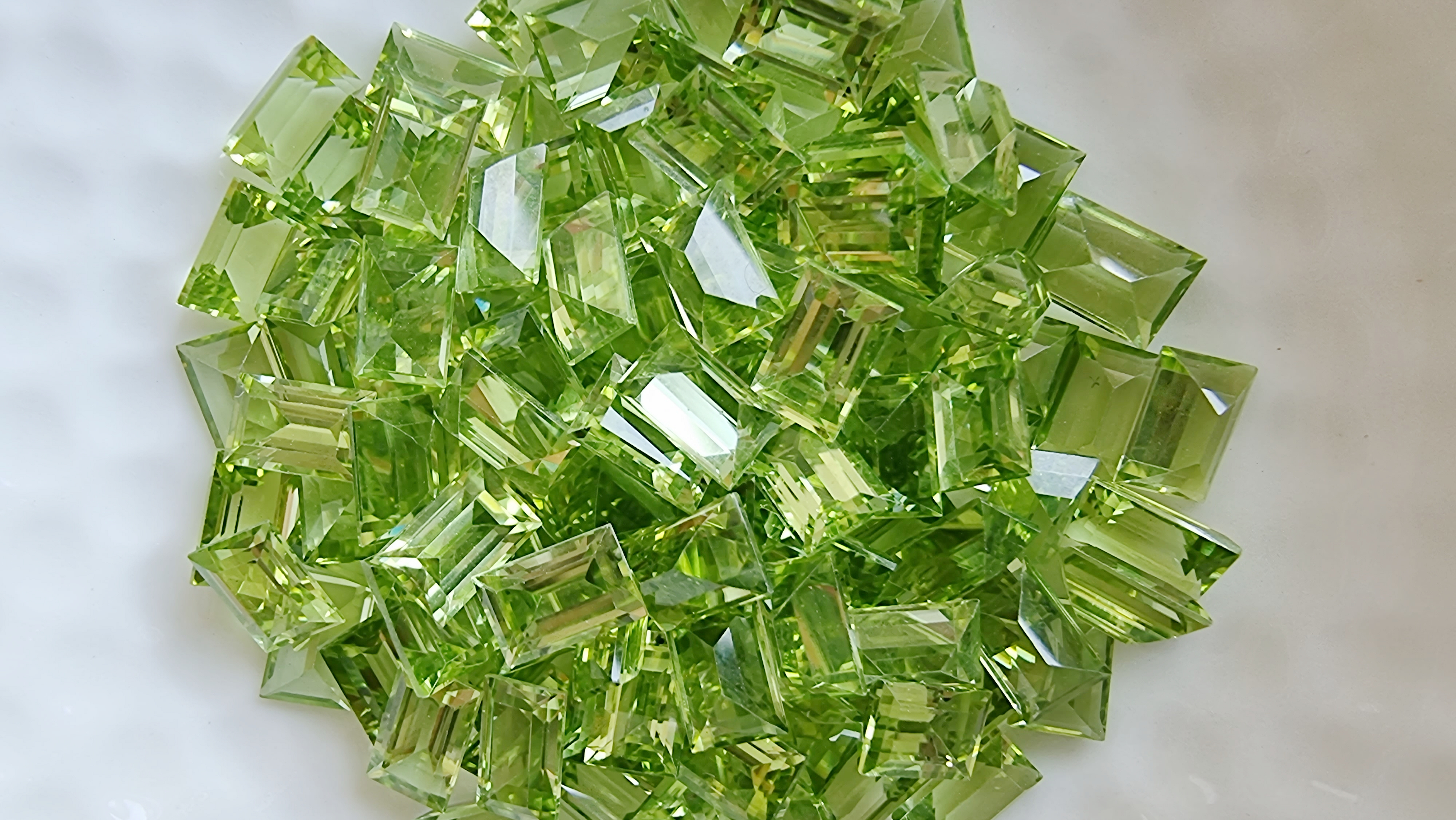 เพอริดอทสี่เหลี่ยม 6x4mm. 5 กะรัต