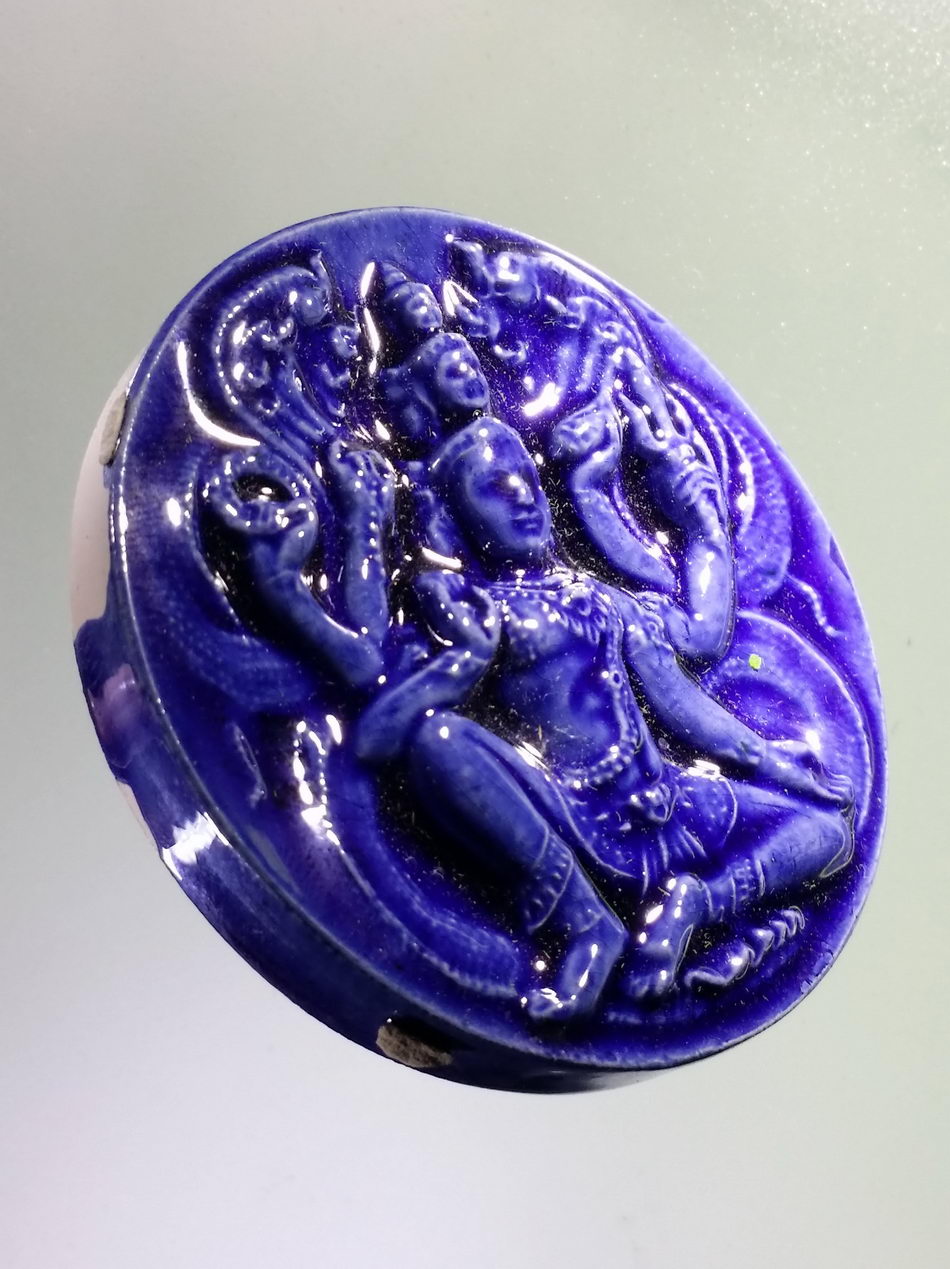 รหัสสินค้า จตุคามรามเทพ 006 จตุคามรามเทพ รุ่น เก้าหน้ามหาโชคมหาเศรษฐี วัดอ้ายเขียว เนื้อกระเบื้องเคลือบน้ำเงิน