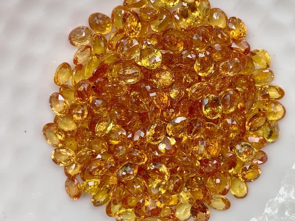 บุษราคัมไข่ 4x3 mm. 1 กะรัต