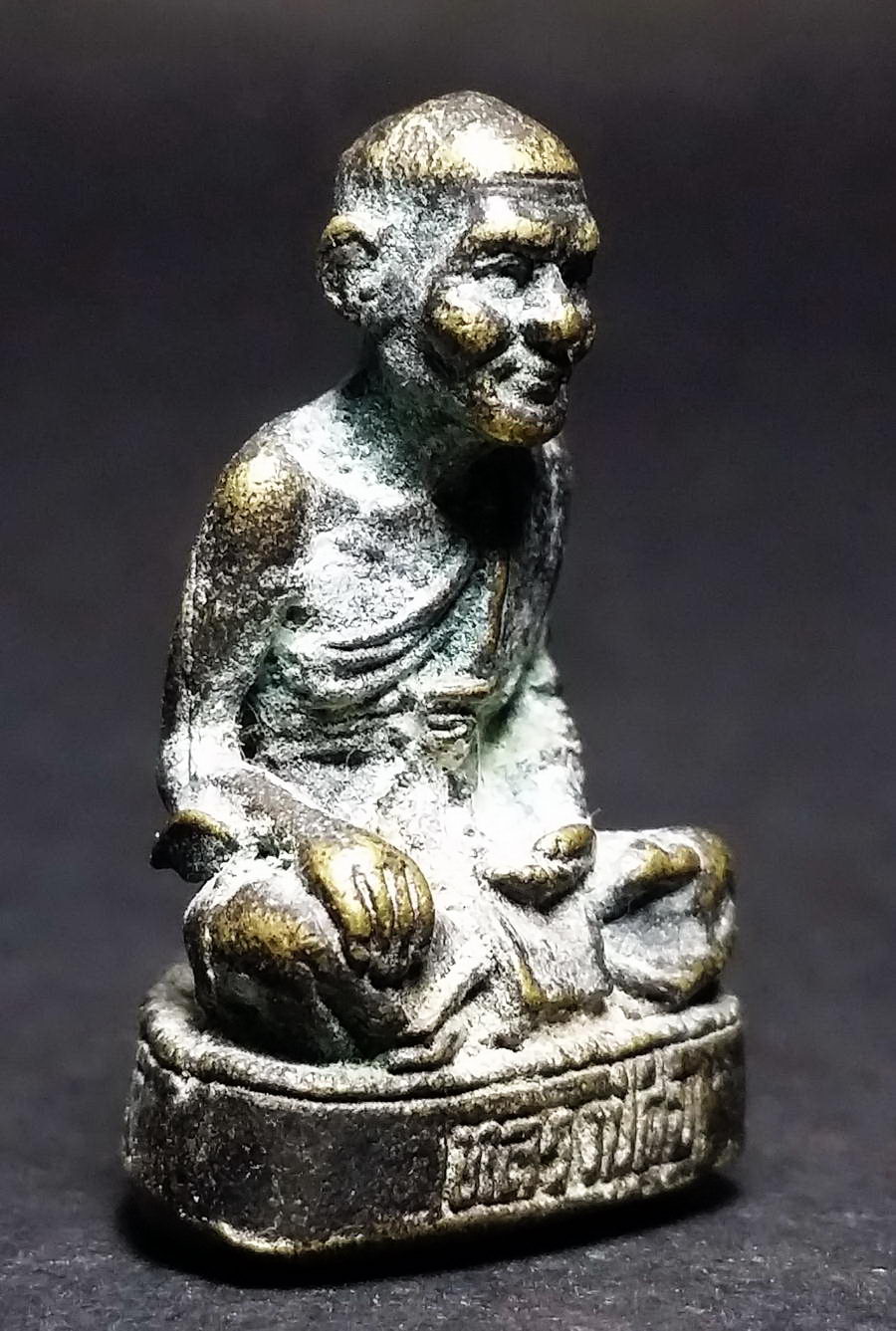 รหัสสินค้า พระกริ่ง พระหล่อ 405 รูปหล่อหลวงปู่ศุข วัดปากคลองมะขามเฒ่า จังหวัดชัยนาท เนื้อทองเหลืองรมดำ เก่าครับ มีอายุ แต่ไม่ทราบปีที่สร้างนะครับ น่าจะสร้างอยู่ ประมาณปี 2520 กว่าๆ หล่อตัน พระรายการนี้ให้เช่าบูชาแล้ว