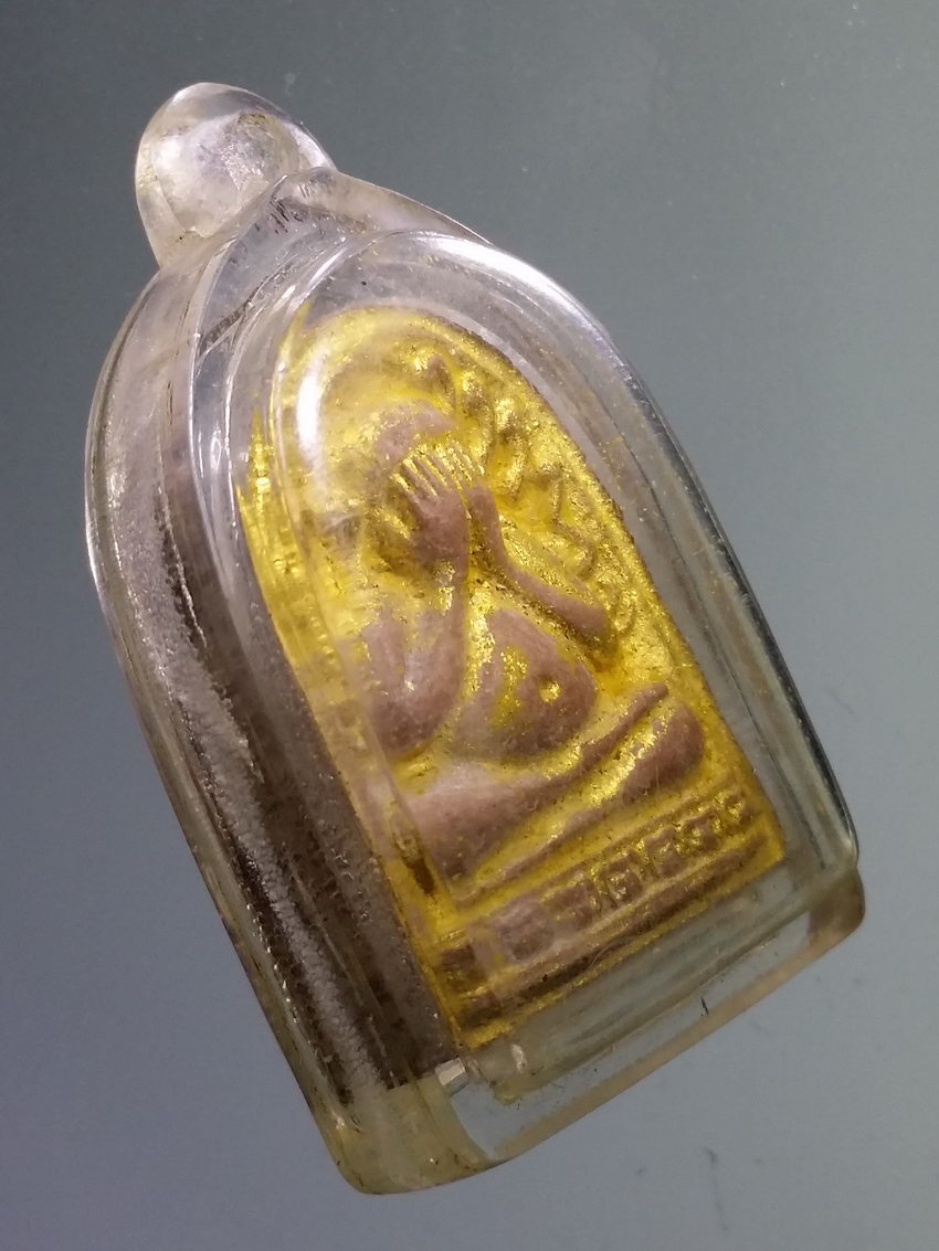 Antig LSD 028 พระปิดตา พิมพ์ซุ้มกอ เนื้อผง หลังธรรมจักร สร้างปี 2537 ไม่ทราบที่ เลี่ยมพลาสติกพร้อมใช้