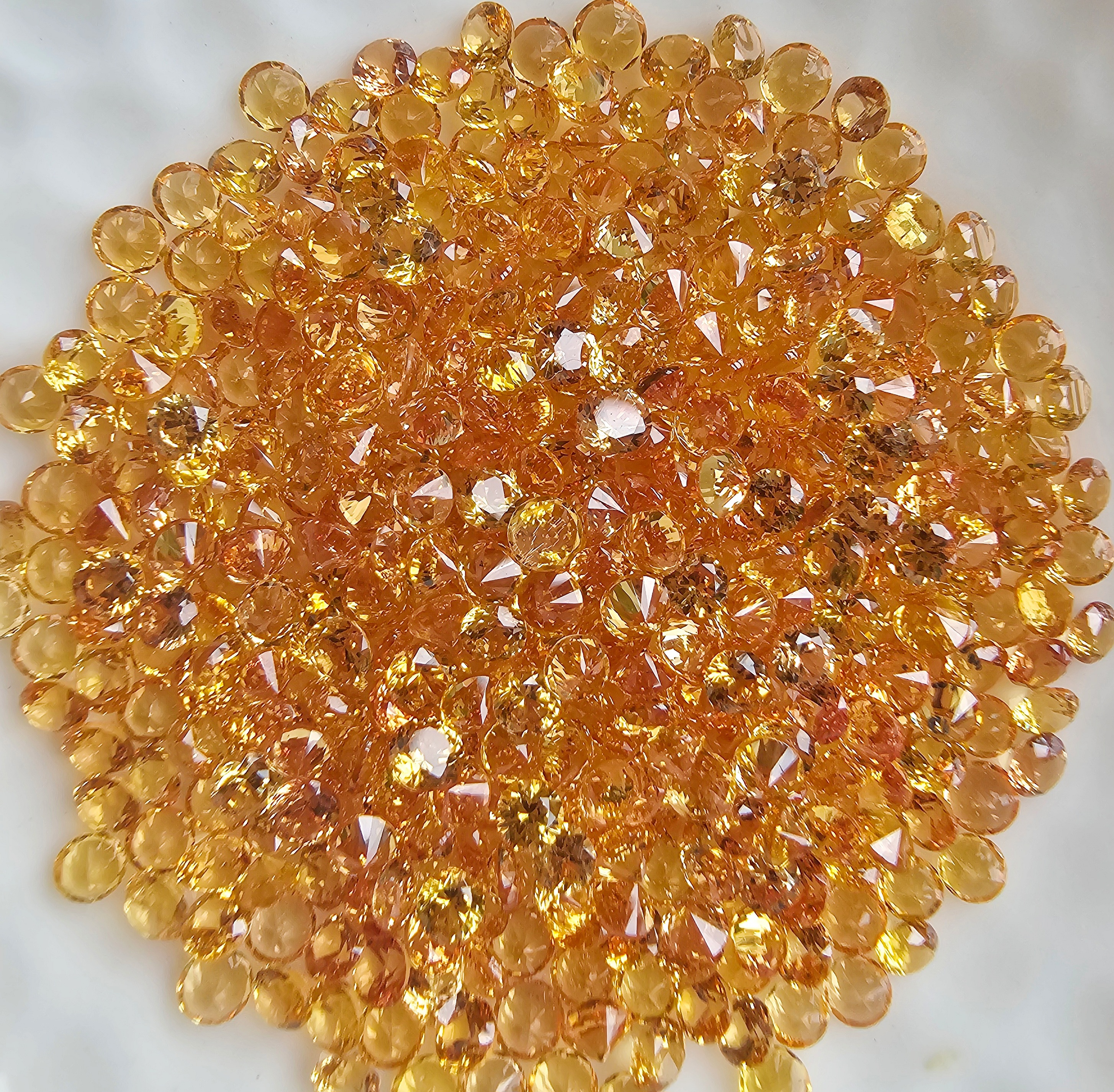 บุษราคัมสีเหลืองกลม 2.5 มม. 1 กะรัต