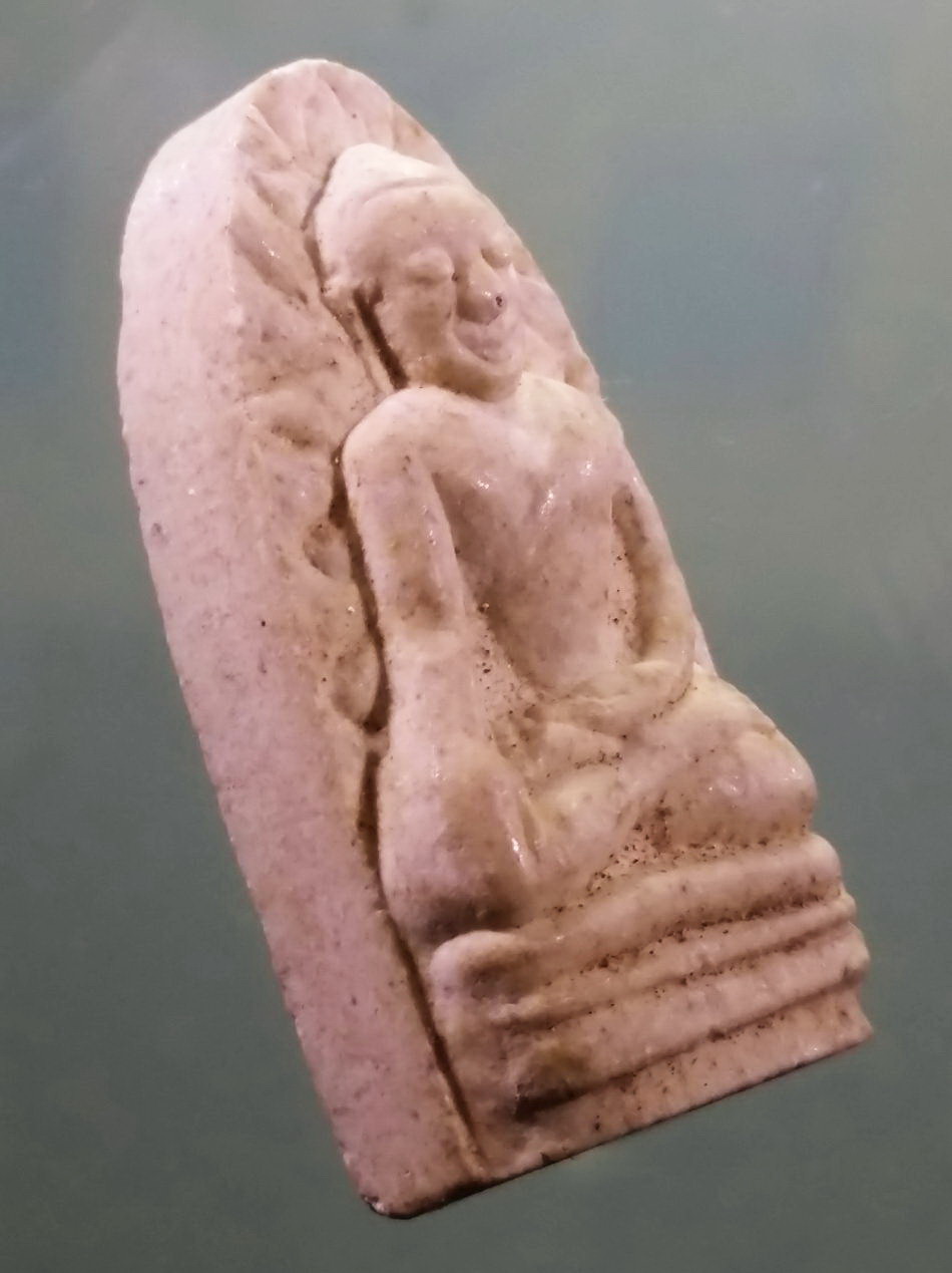 รหัสสินค้า พระเนื้อดิน เนื้อผง เนื้อว่าน 463 พระรอดเนื้อผง หลวงปู่รอด ฐิตวิริโย วัดสันติกาวาส อำเภอพรหมพิราม จังหวัดพิษณุโลก ขนาดเทียบกับเหรียญบาท