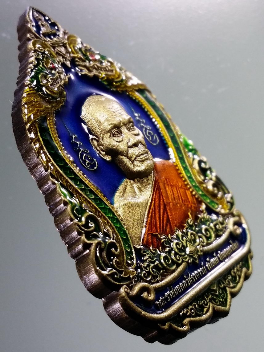 รหัสสินค้า พระมีกล่อง 039 เหรียญท้าวเวสสุวรรณ รุ่น มหาเวสทรัพย์นับล้าน หลวงพ่อพัฒน์ วัดห้วยด้วน อำเภอหนองบัว จังหวัดนครสวรรค์ เนื้อทองชนวน ซาติน ลงยา ฉากน้ำเงิน ตอกโค๊ต หมายเลข ๔๒๐