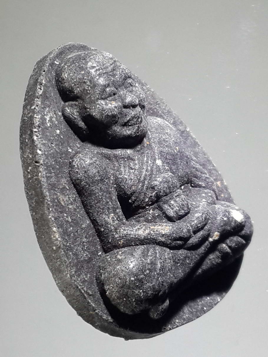 รหัสสินค้า พระไม่ทราบที่ 350 หลวงปู่ทวด เนื้อผงใบลาน หลังยันต์นะโมโพธิสัตโตอาคันติมายะอิติภะคะวา ด้านล่างมีตัวอักษรชื่อย่อวัด ว.ป.ท. ไม่ทราบที่