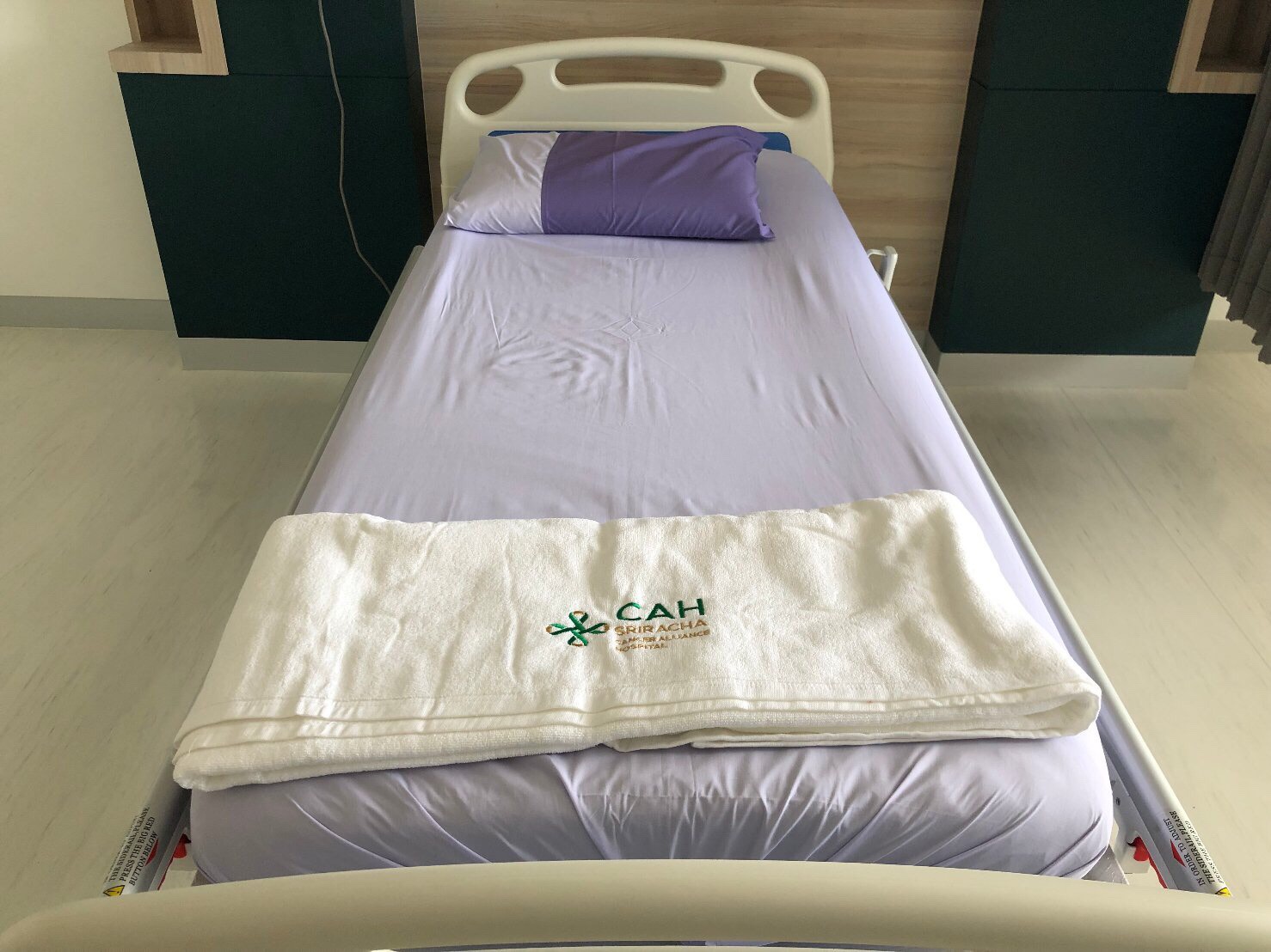 เตียงผู้ป่วยมือหมุน 3 ไกร์ หัว-ท้าย ABS ราวสไลด์ (Manual Hospital Bed) แถมพิเศษ ฟูกที่นอน 4 ตอน