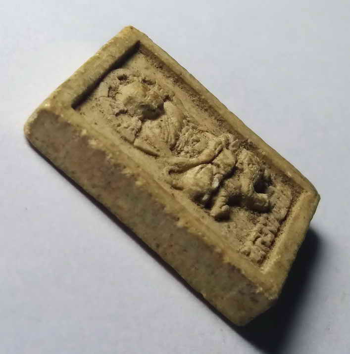 รหัสสินค้า พระเนื้อดิน เนื้อผง เนื้อว่าน 015 พระผงขี่เสือ หลวงพ่อเปิ่น วัดบางพระ จังหวัดนครปฐม