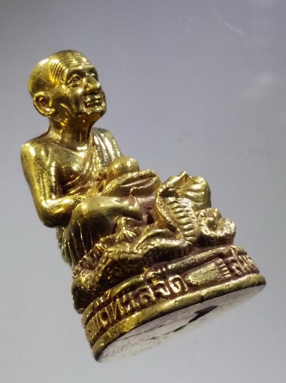 รหัสสินค้า พระมีกล่อง 3714 รูปหล่อหลวงปู่ทวด วัดช้างให้ จังหวัดปัตตานี ฐานงู มือถือลูกแก้วกายสิทธิ์ ปลุกเสกวัดเขาล้อ อำเภอท่าตะโก จังหวัดนครสวรรค์ จัดสร้างปี 2552 หลวงพ่อพันธ์ สุมโน ปลุกเสก