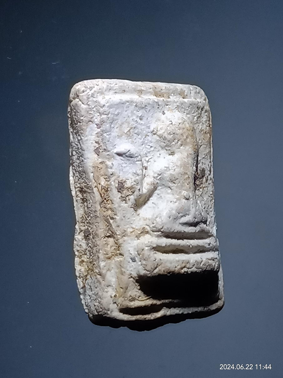 รหัสสินค้า พระเนื้อดิน เนื้อผง เนื้อว่าน 095 แม่นางกวักเนื้อผง พิมพ์คล้ายวัดมฤคทายวัน พระมีขนาดเมื่อเทียบกับเหรียญบาท ขนาดเล็ก ท่านสุภาพสตรีไม่ควรพลาด