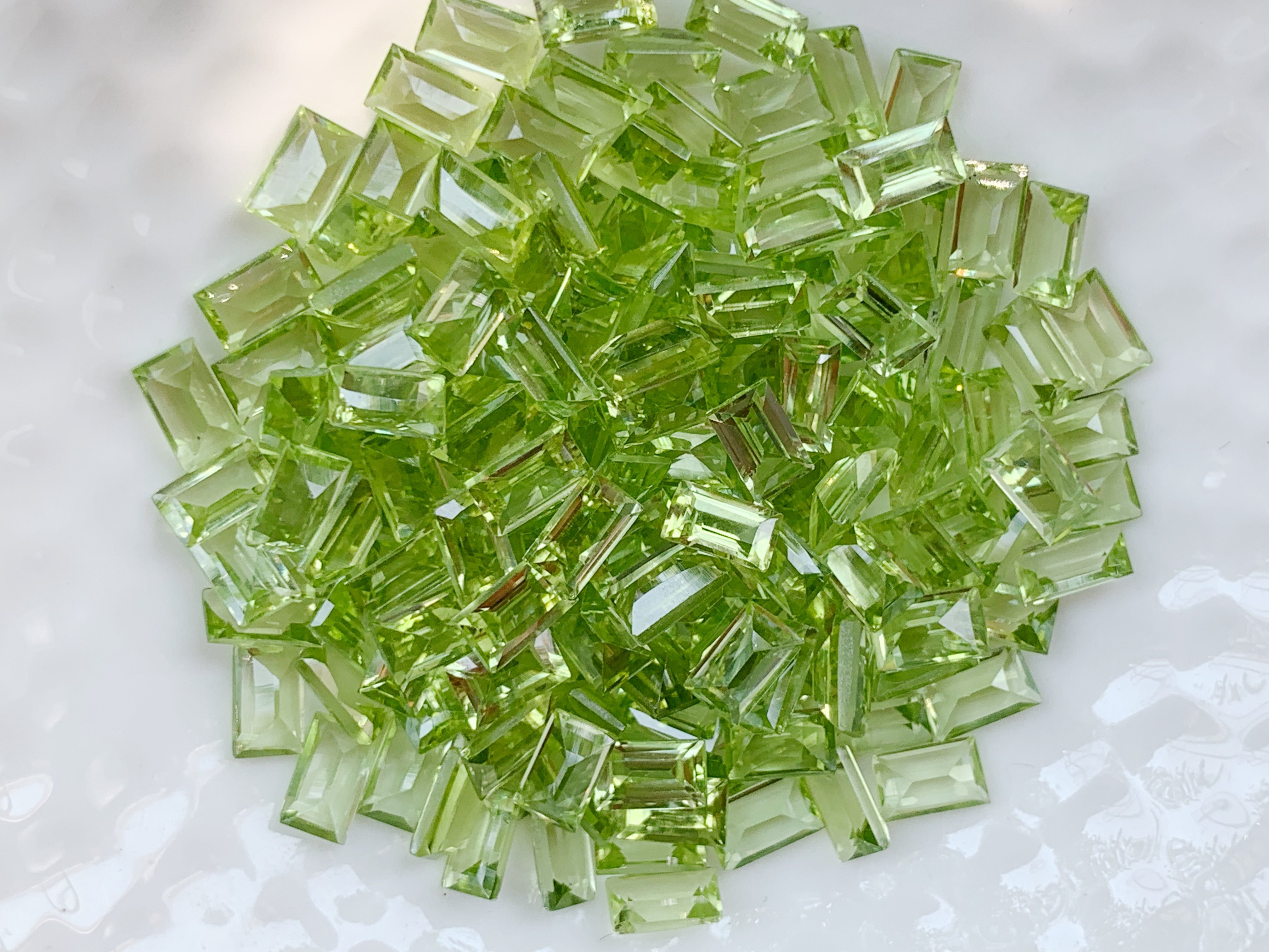 เพอริดอทสี่เหลี่ยม 5x3 มม. 5 กะรัต