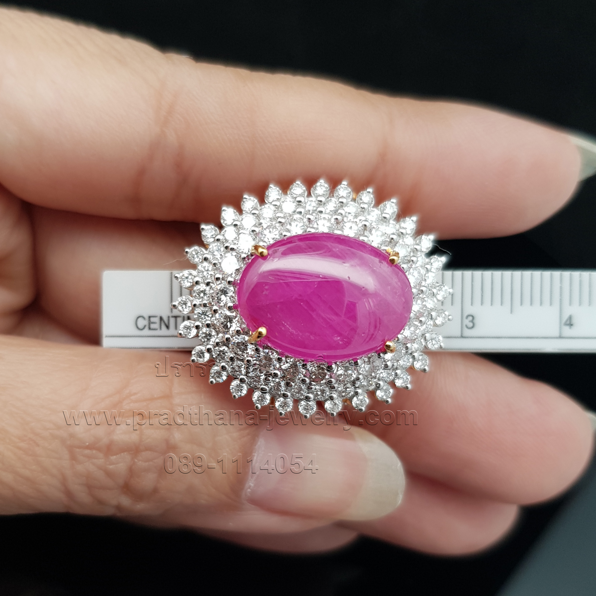 แหวนทับทิมล้อมเพชรสามชั้น