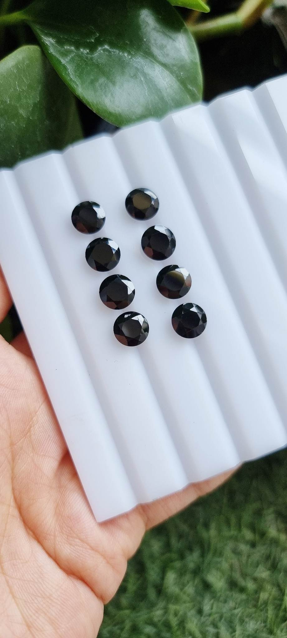 นิลกลม เจียรเหลี่ยม 8.0 mm. 1 เม็ด