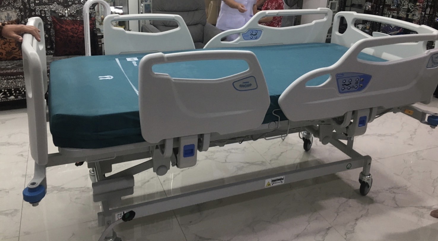 ชุดสุดคุ้ม E เตียงผู้ป่วยปรับระดับไฟฟ้า 5 ฟังก์ชั่น Hill-Rom รุ่น Centuris Type C แบบราวกั้นปีกนกยาว + ฟูก Hill-Rom NP50 แบรนด์จากประเทศสหรัฐอเมริกา + แถมพิเศษ หมอน + ผ้าปูที่นอน + ผ้ายาง + เก้าอี้นั่งอาบน้ำ + ไม้เท้า รับประกัน 1 ปี (รุ่นขายดี)
