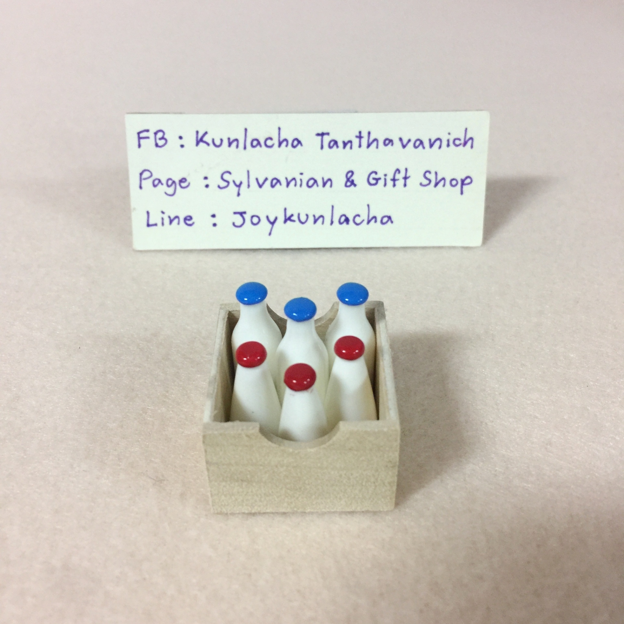 กล่องลังไม้พร้อมขวดนมจิ๋ว 6 ขวด ตกแต่งบ้านตุ๊กตา สเกล 1:12 โมเดลจำลอง ของจิ๋ว งานจีน เล่นกับตุ๊กตาซิลวาเนียนได้