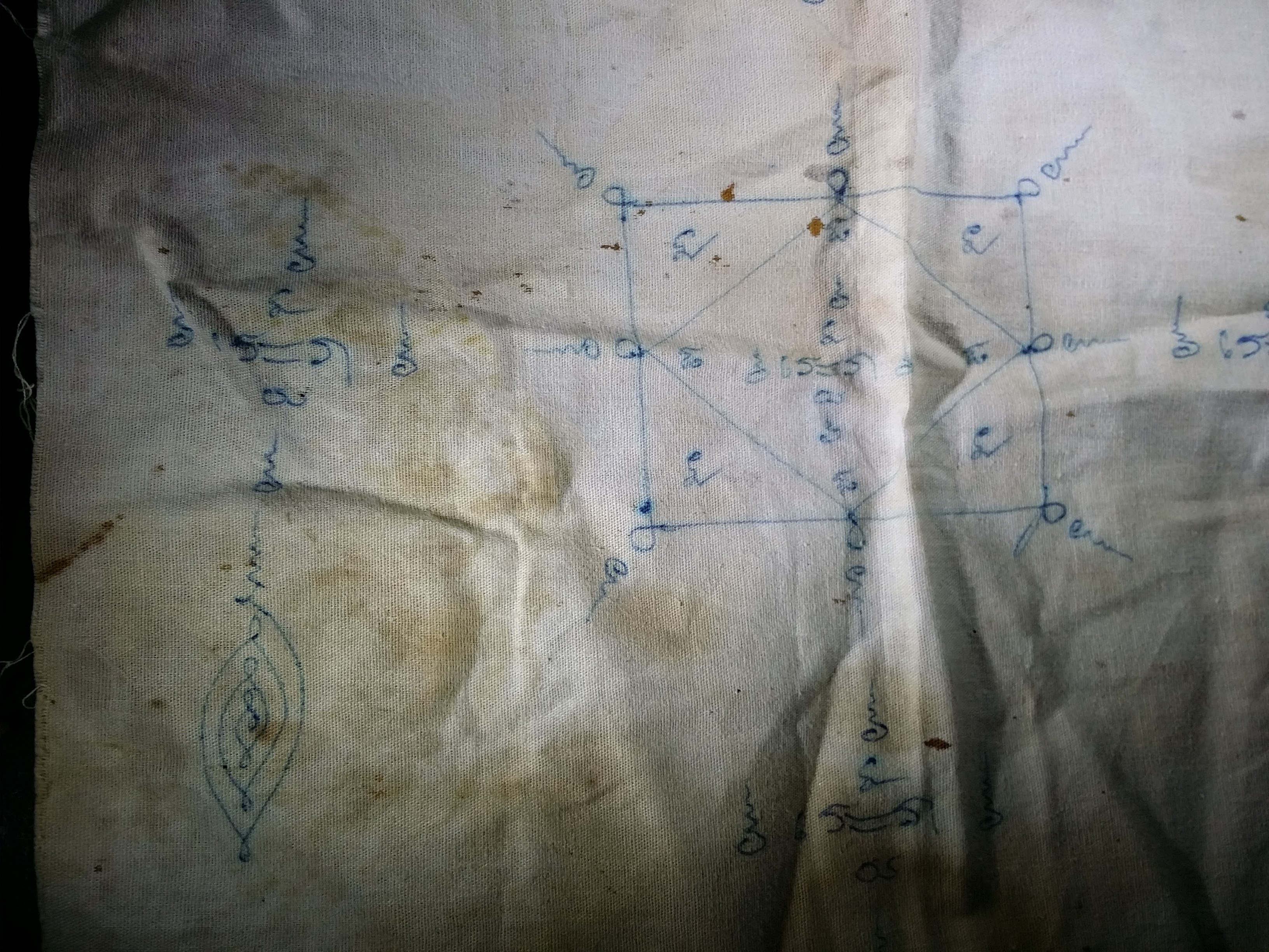 รหัสสินค้า ผ้ายันต์สำนักต่างๆ 030 ผ้ายันต์ เขียนมือ ไม่ทราบสำนัก ผ้ายันต์เขียนมือนี้ สร้างขึ้นจากผู้ที่รู้ อักขระอาคม ศึกษาวิชาไสยเวทย์ จึงได้กระทำขึ้น ถึงแม้จะไม่รู้สำนัก แต่ก็สามารถเช่าไว้บูชาเพื่อทดลองพุทธคุณได้ครับ