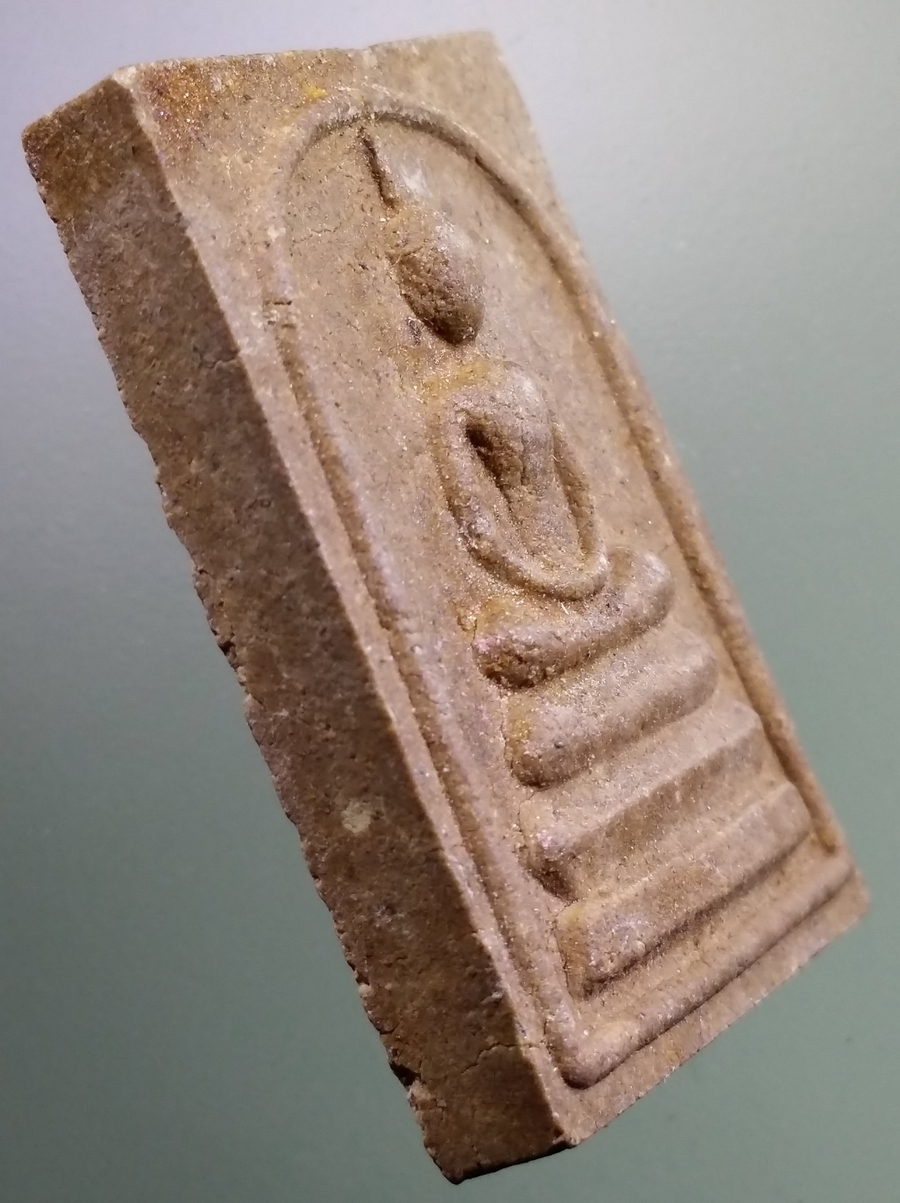 รหัสสินค้า พระสมเด็จ วัดต่างๆ 1059 พระสมเด็จ เนื้อผงผสมว่าน สีน้ำตาล ฝังแร่มวลสาร หลังเรียบ ไม่ทราบที่