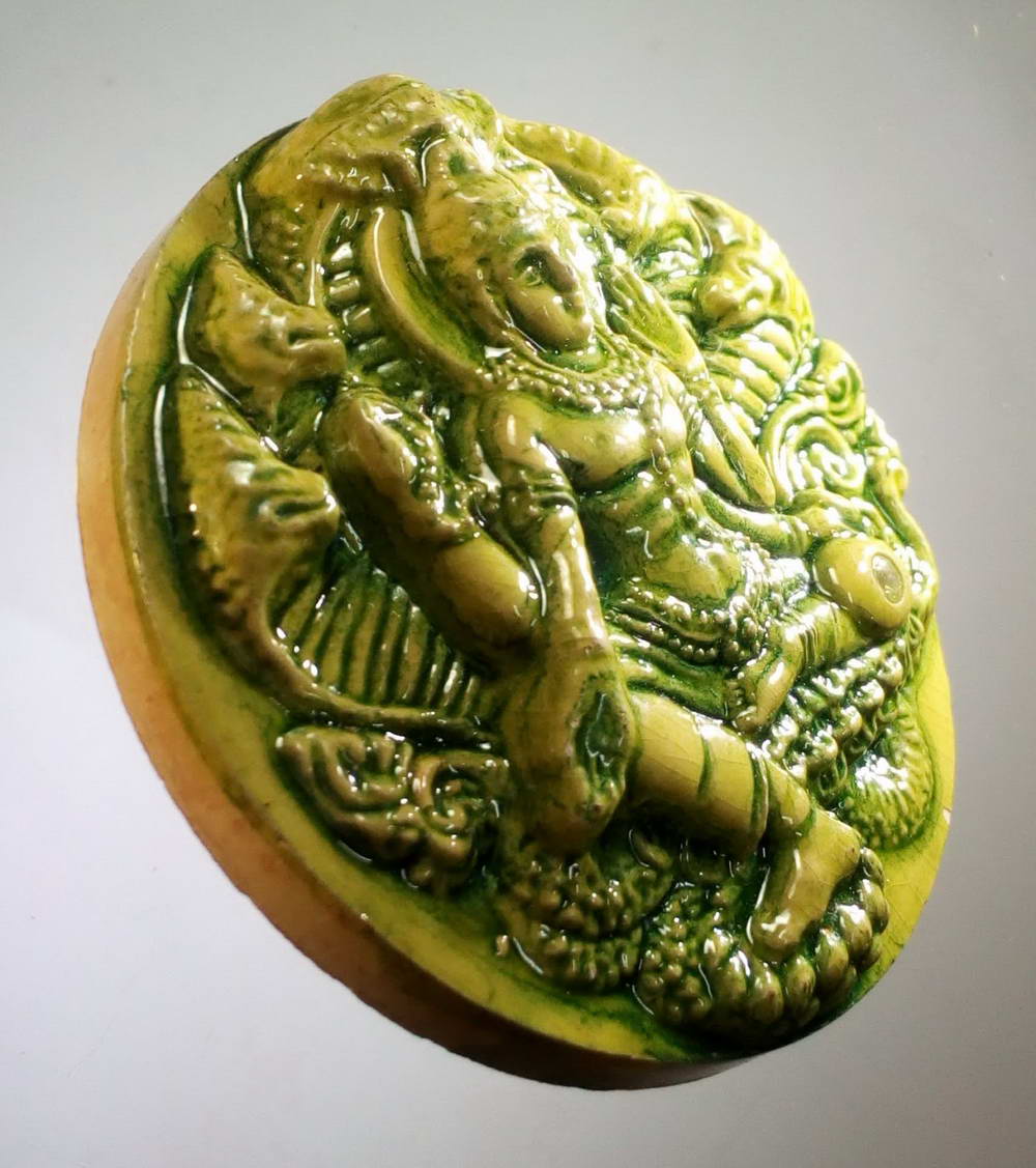 รหัสสินค้า จตุคามรามเทพ 089 พระเทวราชโพธิสัตว์ จตุคามรามเทพ เนื้อกระเบื้องเคลือบเขียว หลังพระพิฆเณศวร ฝังพลอยขาว (ที่หัวเข่า) ไม่ทราบสำนัก กล่องหาย