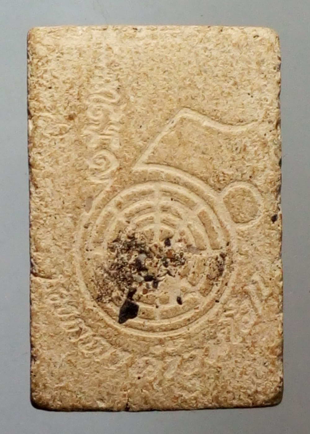 รหัสสินค้า พระไม่ทราบที่ 191 พระสมเด็จเนื้อผง ด้านหลัง มีตราสัญลักษณ์ ด้านล่างเขียนว่า เมตตาค้ำจุนโลก