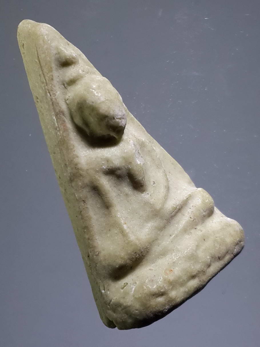 รหัสสินค้า พระไม่ทราบที่ 348 พระเนื้อผง พิมพ์สามเหลี่ยม ปางมารวิชัย ไม่ทราบที่