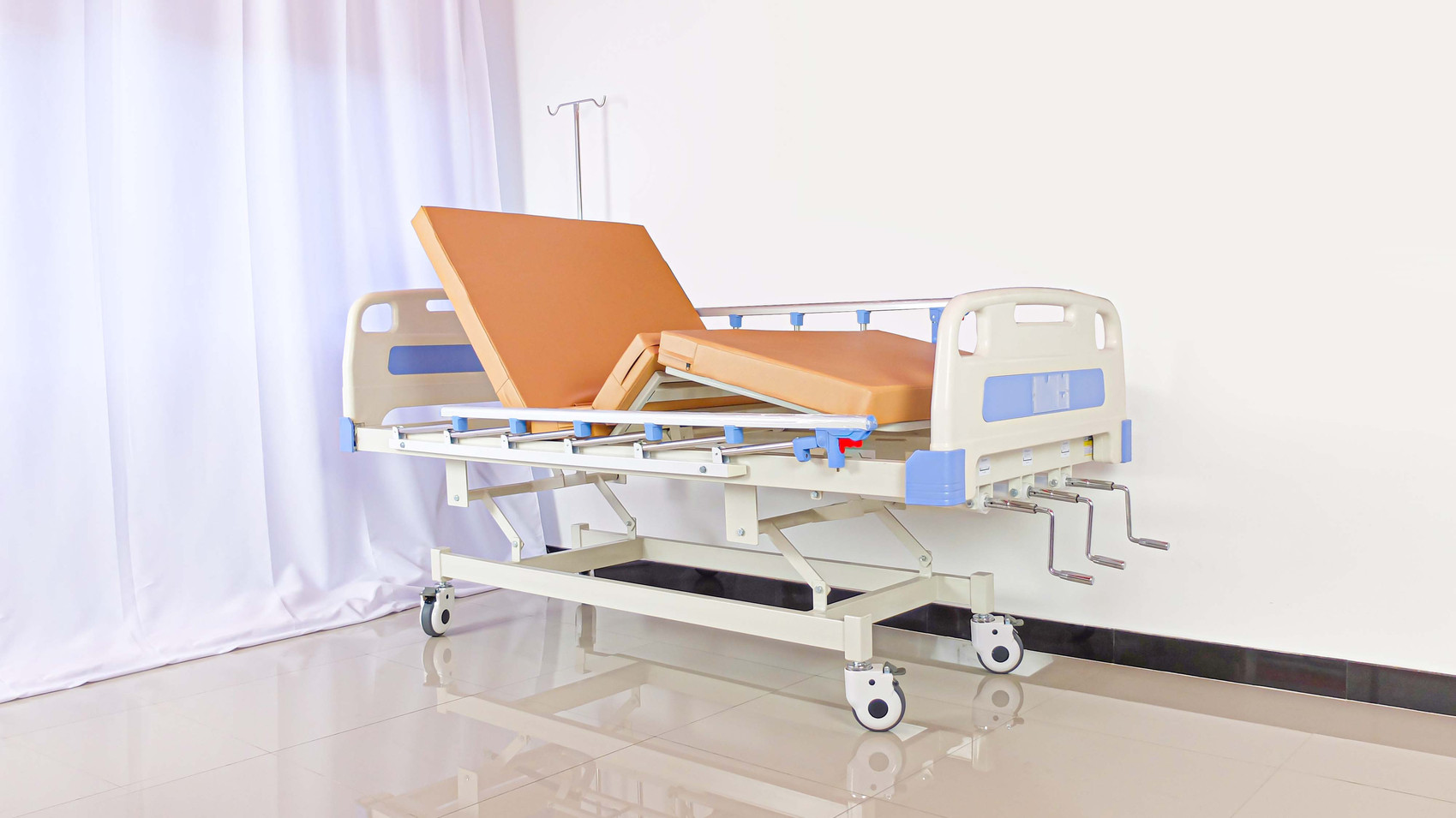 เตียงผู้ป่วย 3 ไกร์ รุ่น PS13A มือหมุน หัว-ท้าย ABS ราวสไลท์ พื้นเหล็กแนวขวาง + ที่นอน 4 ตอน + เสาน้ำเกลือ รับประกัน 1 ปี