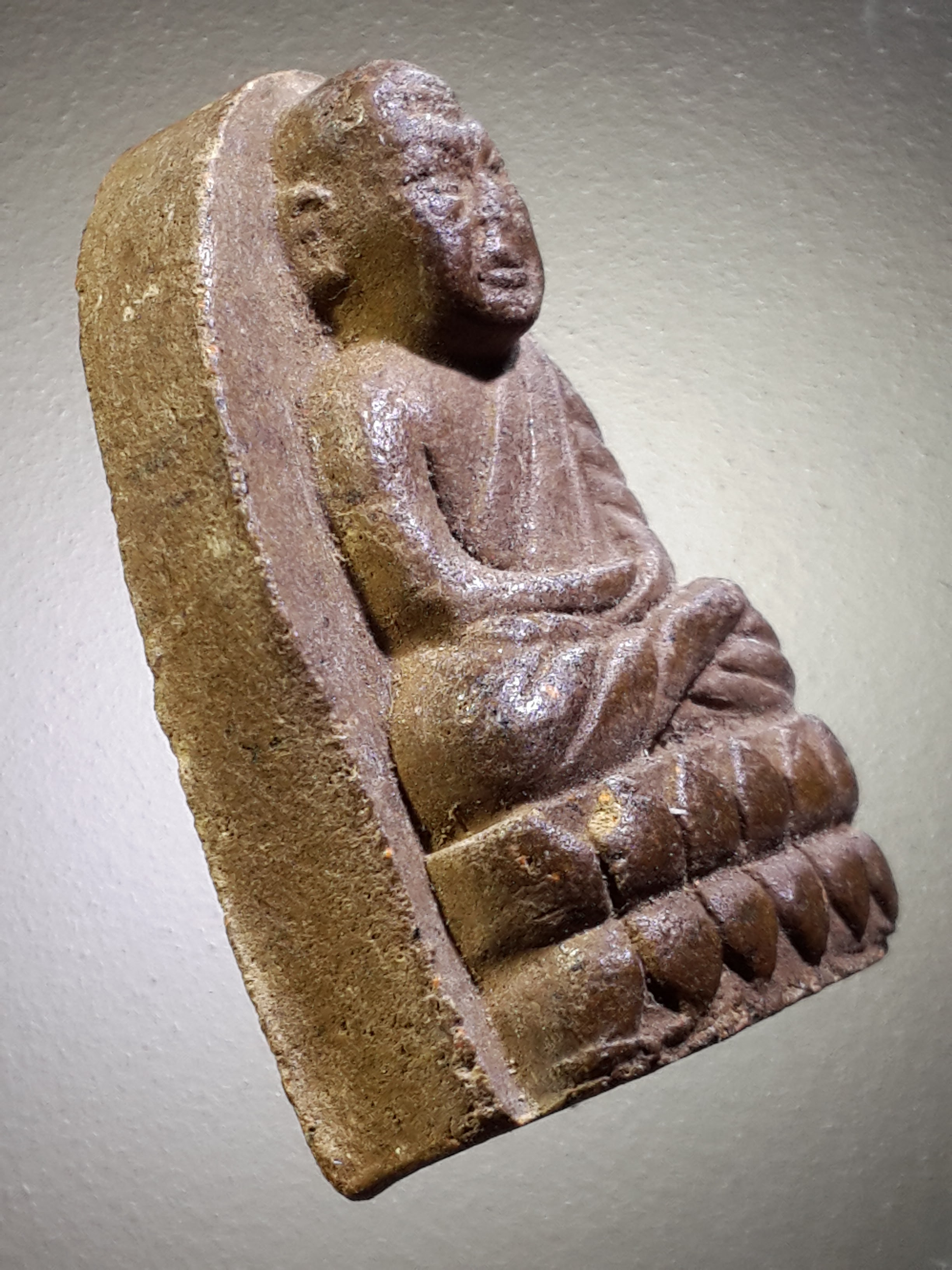 รหัสสินค้า หลวงปู่ทวด วัดต่างๆ 438 หลวงปู่ทวด เนื้อว่านสีน้ำตาล ด้านหลังมีตราสัญลักษณ์พระราชพิธีกาญจนาภิเษก และ รูปดอกบัว กดจมลึกลงไปในเนื้อพระ ไม่ทราบที่ สร้างปี 2539