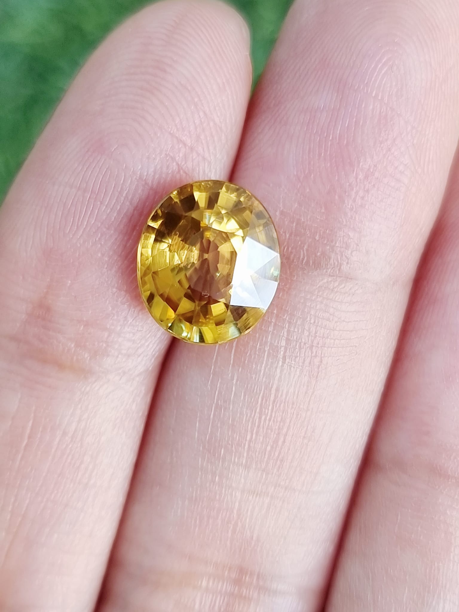 5.63กะรัต พลอยเพทายดิบ สีเหลืองทองสีคล้ายบุษราคัม 1 เม็ด