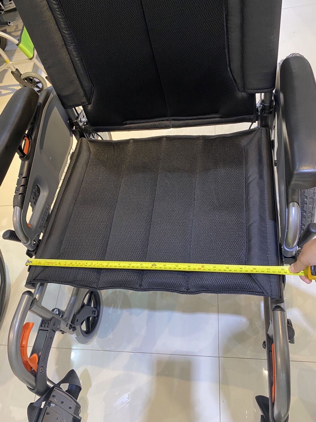 รถเข็นอลูมินัมอัลลอยด์คาร์ม่า ไซร์ใหญ่พิเศษ Karma รุ่น Flexx HD (KM-8022) เบาะกว้างพิเศษ 22 นิ้ว รองรับน้ำหนักสูงสุด 170 กิโลกรัม เหมาะสำหรับ คนมีรูปร่างใหญ่, คนที่มีน้ำหนักมาก, คนไซร์ฝรั่ง สูง ใหญ่ ของแท้ รับประกันศูนย์ไทย 5 ปี