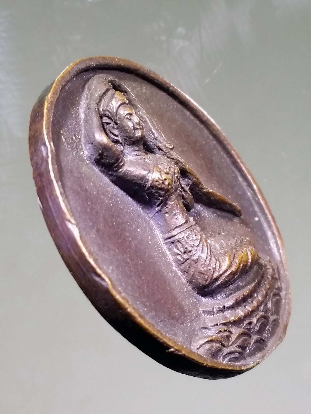 รหัสสินค้า พระกริ่ง พระหล่อ 172 เหรียญหล่อเนื้อนวโลหะพระแม่ธรณี ด้านหลังเขียนว่า คุณน้ำ คุณแผ่นดิน คุณชีวิต ไม่ทราบสำนัก เก่ามาก เนื้อหามีอายุ พระรายการนี้ให้เช่าบูชาแล้ว