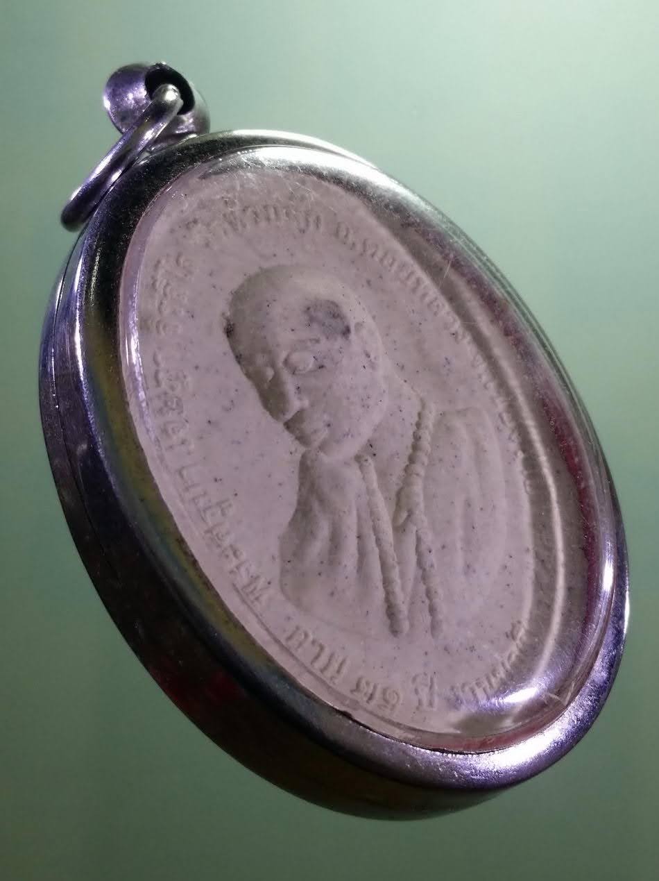 รหัสสินค้า พระเนื้อดิน เนื้อผง เนื้อว่าน 092 พระผงพิมพ์หันข้าง พระครูบาเจษฎา วัดห้วยสัก อำเภอดอยหลวง จังหวัดเชียงราย เพิ่งเลิกงานบุญปี 2558 มาพร้อมตลับสแตนเลส แขวนบูชาได้ทันทีเมื่อรับของ เพราะสภาพสวยมากครับ