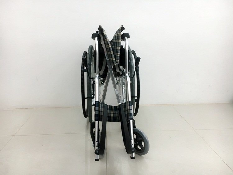 รถเข็นผู้ป่วย MIKI รุ่น MPT-43JL ล้อหน้า 6 นิ้ว ล้อหลัง 22 นิ้ว หนัก 12 กิโลกรัม รับประกันศูนย์ไทย 3 ปี