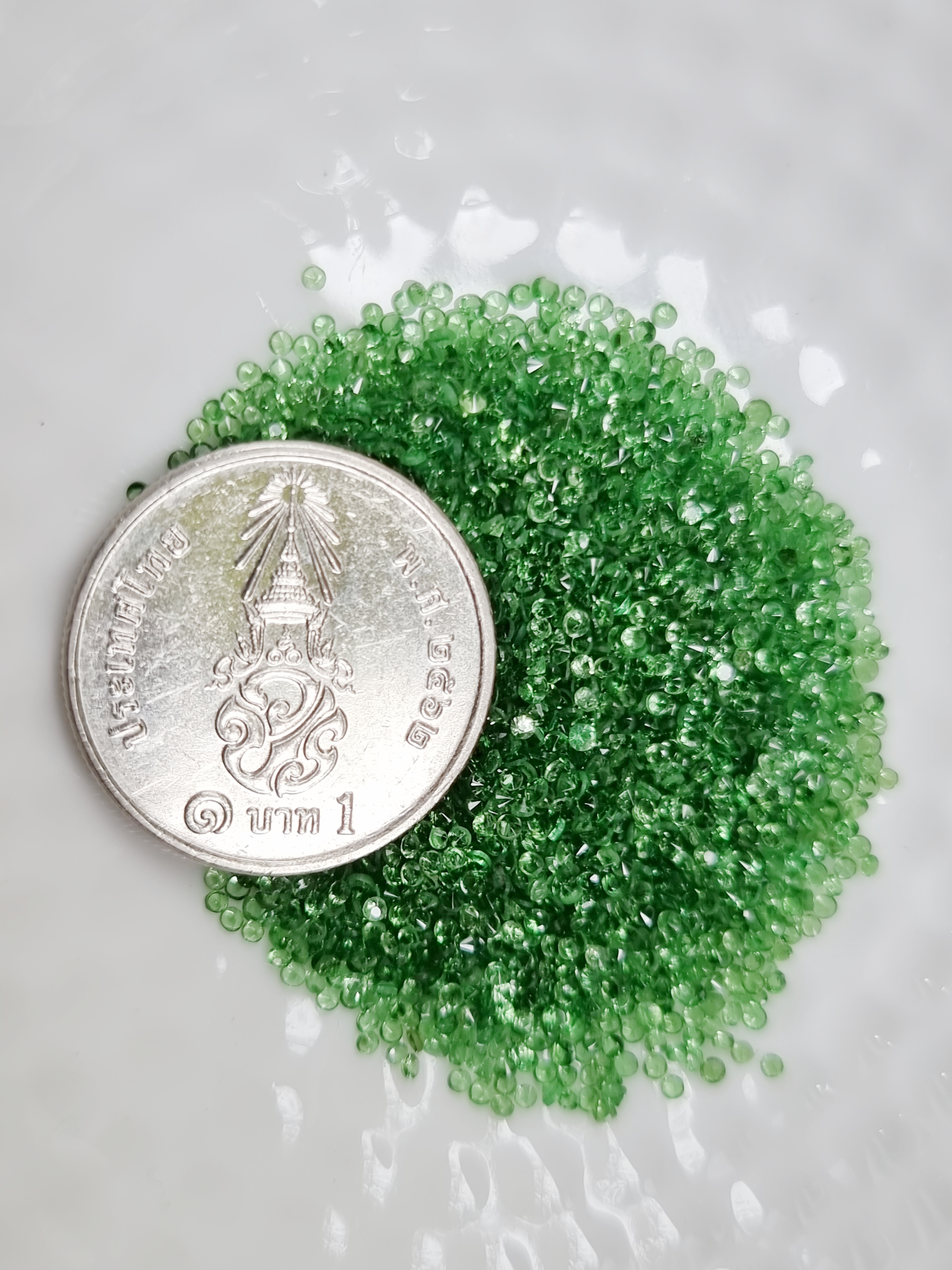 ซาโวไรท์กลม 1.1 mm. 1 กะรัต