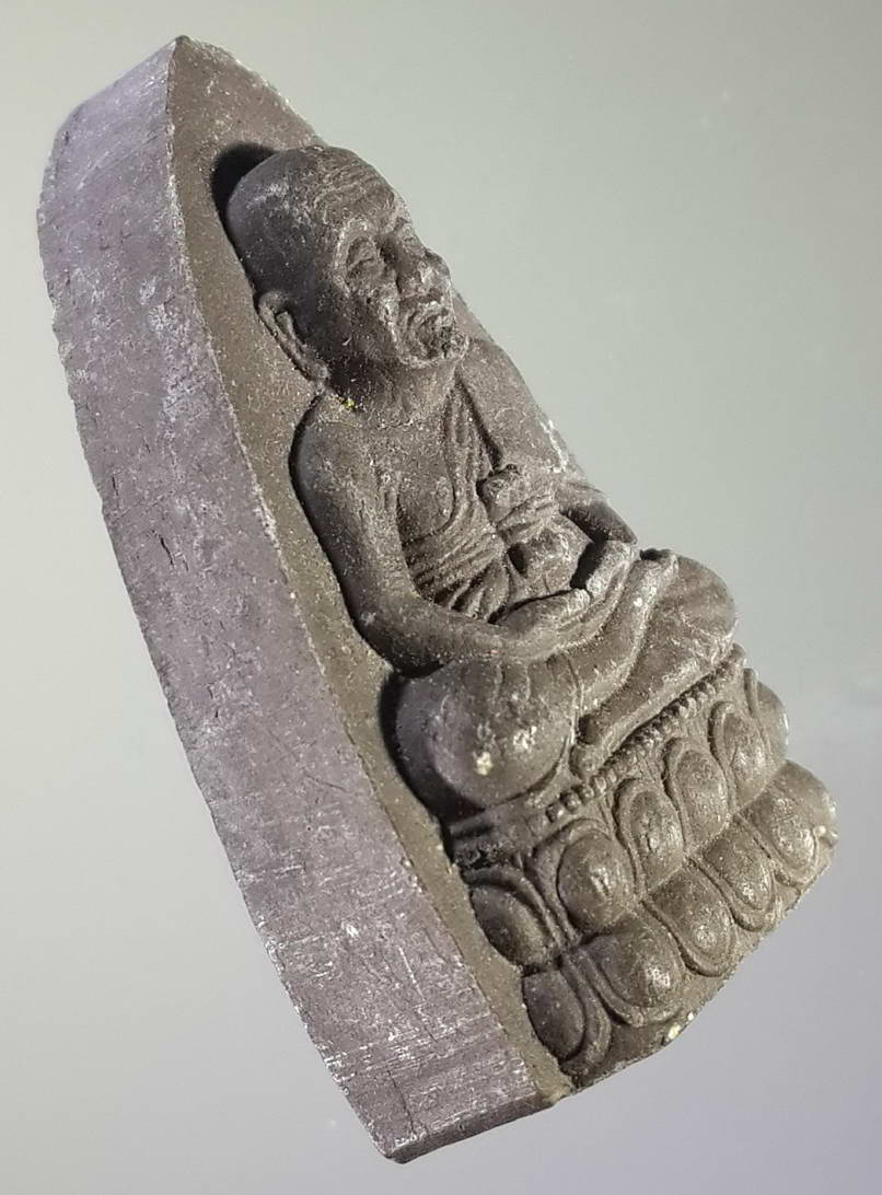 รหัสสินค้า หลวงปู่ทวด วัดต่างๆ 114 หลวงปู่ทวด วัดช้างให้ จังหวัดปัตตานี รุ่นพร พระด้านหลังมีรอยกระเทาะตรงมงกุฎ พิจารณาก่อนเช่าบูชานะครับ พระมีรอยกระเทาะก็จริง แต่พุทธคุณอยู่ครบ พระรายการนี้ให้เช่าบูชาแล้ว