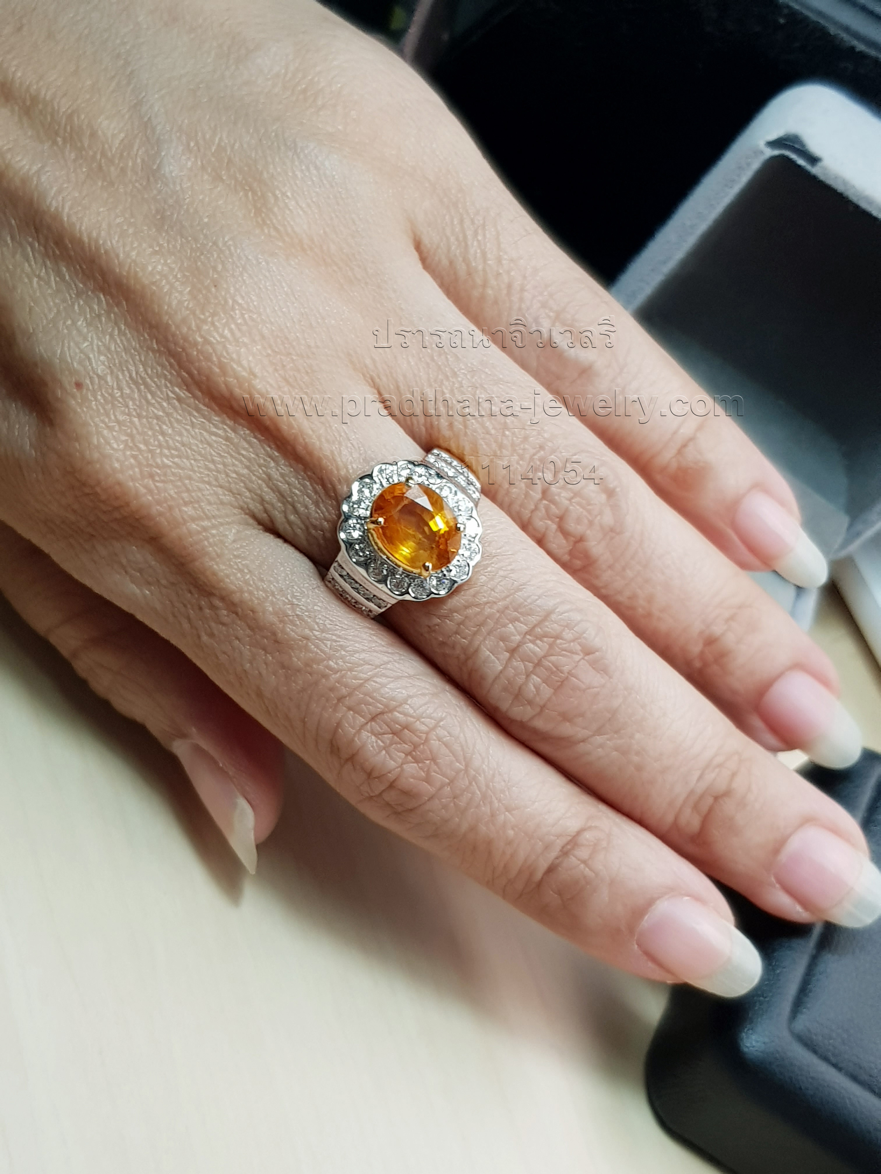 แหวนบุษราคัมประดับเพชร