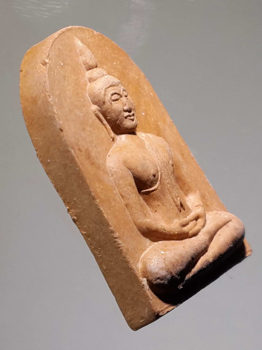 รหัสสินค้า พระไม่ทราบที่ 408 พระพุทธเนื้อดินเผา ปางสมาธิ หลังยันต์ น่าจะเป็นพระทางเหนือครับ ไม่ทราบที่