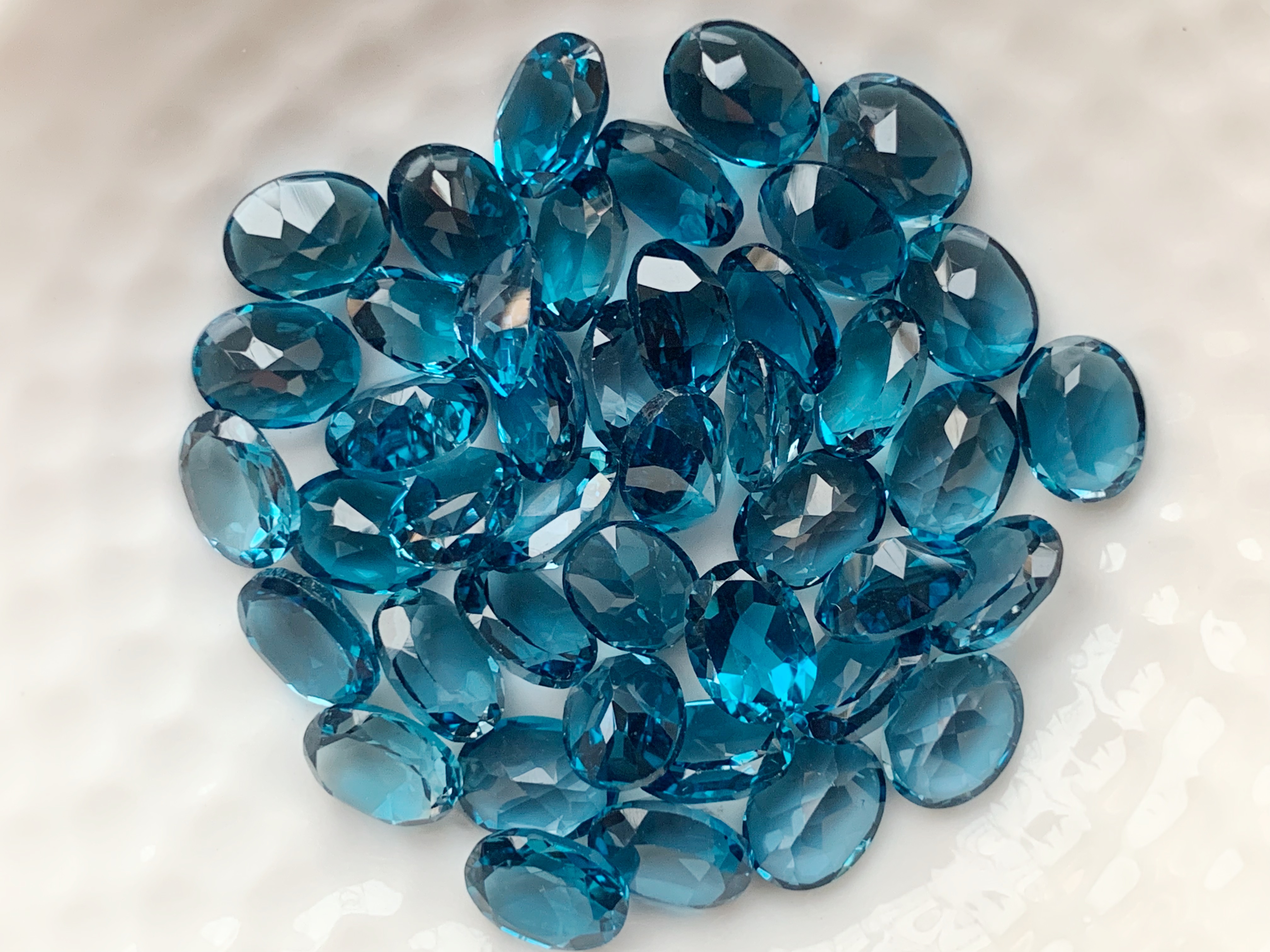 ลอนดอนบลูโทปาสไข่ 8X6 มม. 5 กะรัต