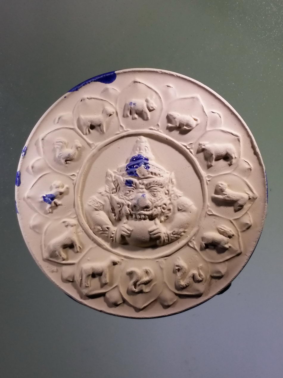 รหัสสินค้า จตุคามรามเทพ 006 จตุคามรามเทพ รุ่น เก้าหน้ามหาโชคมหาเศรษฐี วัดอ้ายเขียว เนื้อกระเบื้องเคลือบน้ำเงิน