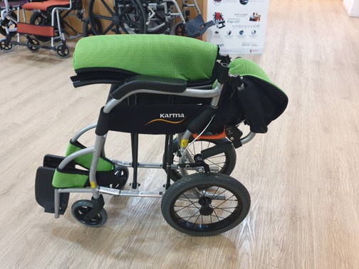 รถเข็นวีลแชร์น้ำหนักเบา พับได้ อลูมินัมอัลลอยด์คาร์ม่า รุ่น Ergo Lite (WheelChair KARMA Ergo Lite) น้ำหนักเบาเพียง 8.5 กก. เบากว่าทุกรุ่นของคาร์ม่า เหมาะสำหรับเดินทาง ของแท้ รับประกันศูนย์ไทย 5 ปี (รุ่นยอดนิยม)