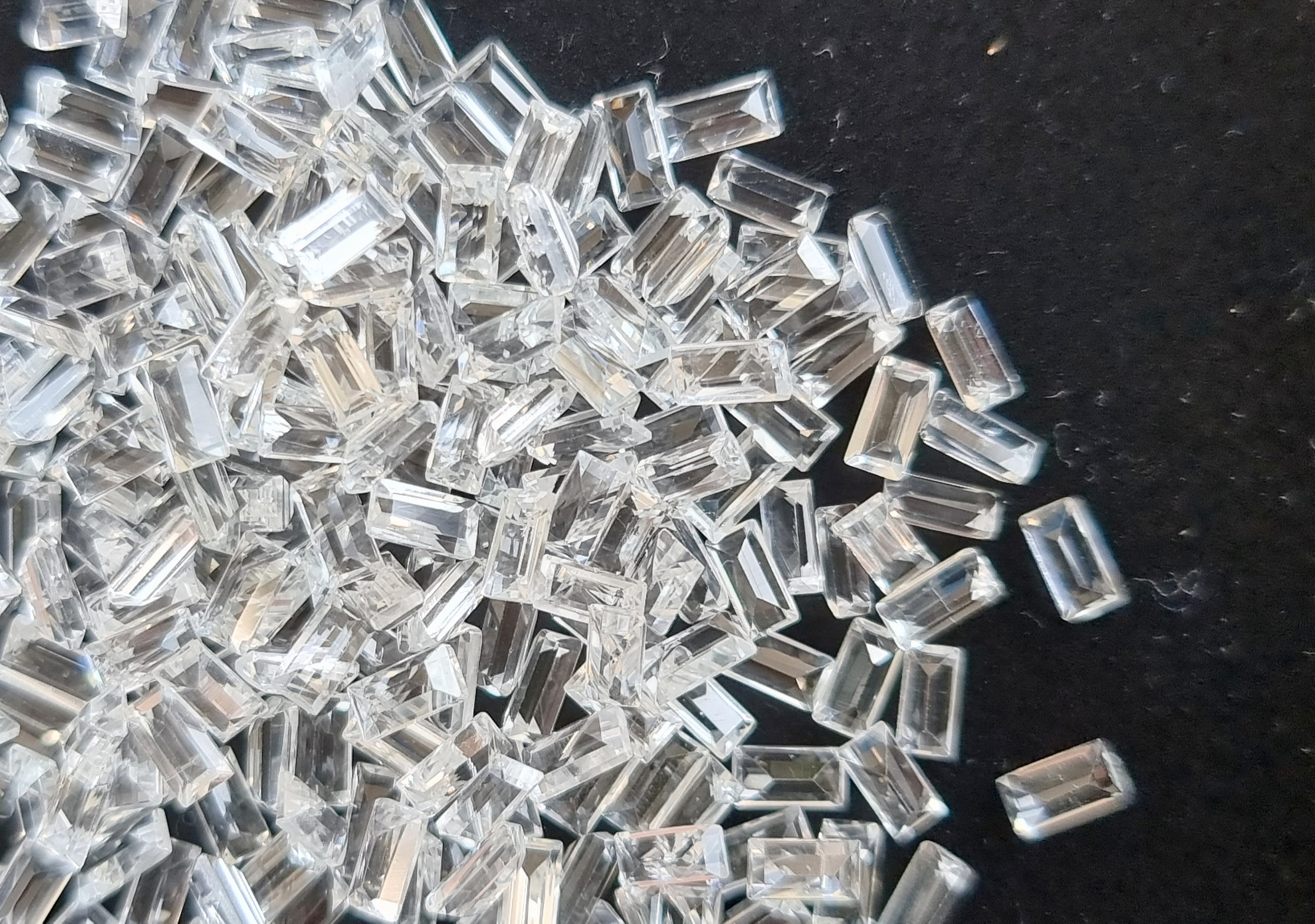 ไวท์โทปาสสี่เหลี่ยม 4x2mm. 5 กะรัต