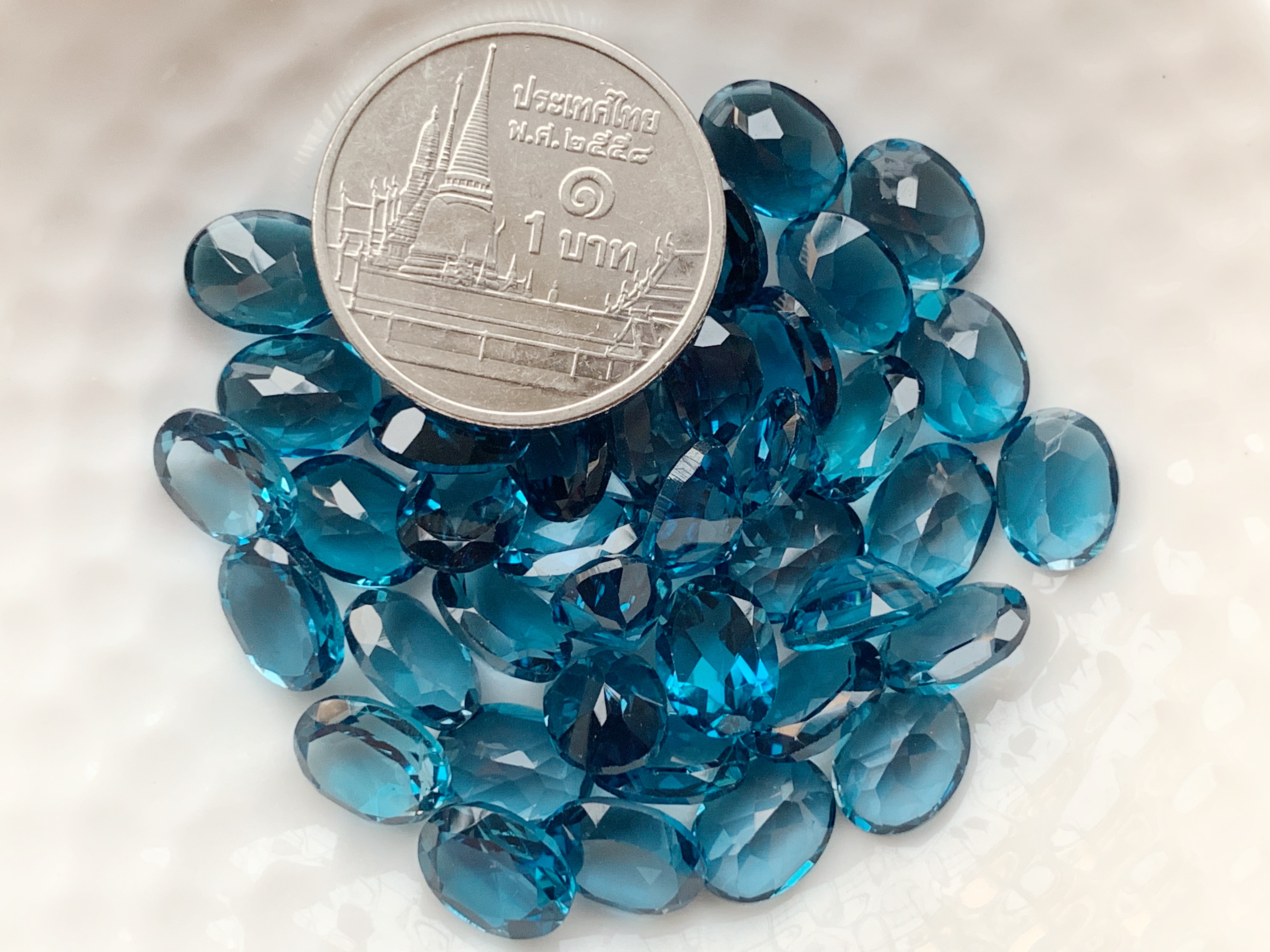 ลอนดอนบลูโทปาสไข่ 8X6 มม. 5 กะรัต