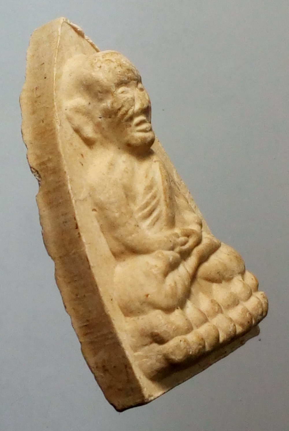 รหัสสินค้า หลวงปู่ทวด วัดต่างๆ 190 หลวงปู่ทวด วัดช้างให้ จังหวัดปัตตานี เนื้อผงสีขาว พิมพ์เตารีด ตัวหนังสือนูน