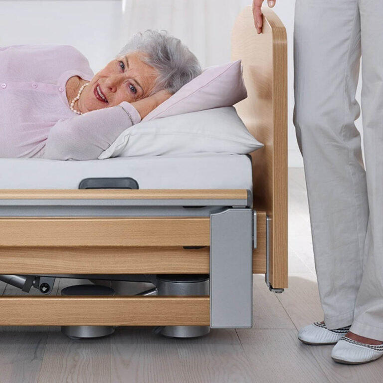 ชุดเตียงคนป่วยไฟฟ้า LIBRA จากประเทศเยอรมัน (เตียงปรับต่ำสุด 25 cm.) ราวกั้นเตียง 2 ตอน แบบเต็มเตียง + พร้อมที่นอนโฟมป้องกันแผลกดทับ MERCURY หนา 15 ซม. จากประเทศอังกฤษ + ชุดผ้าปูที่นอน