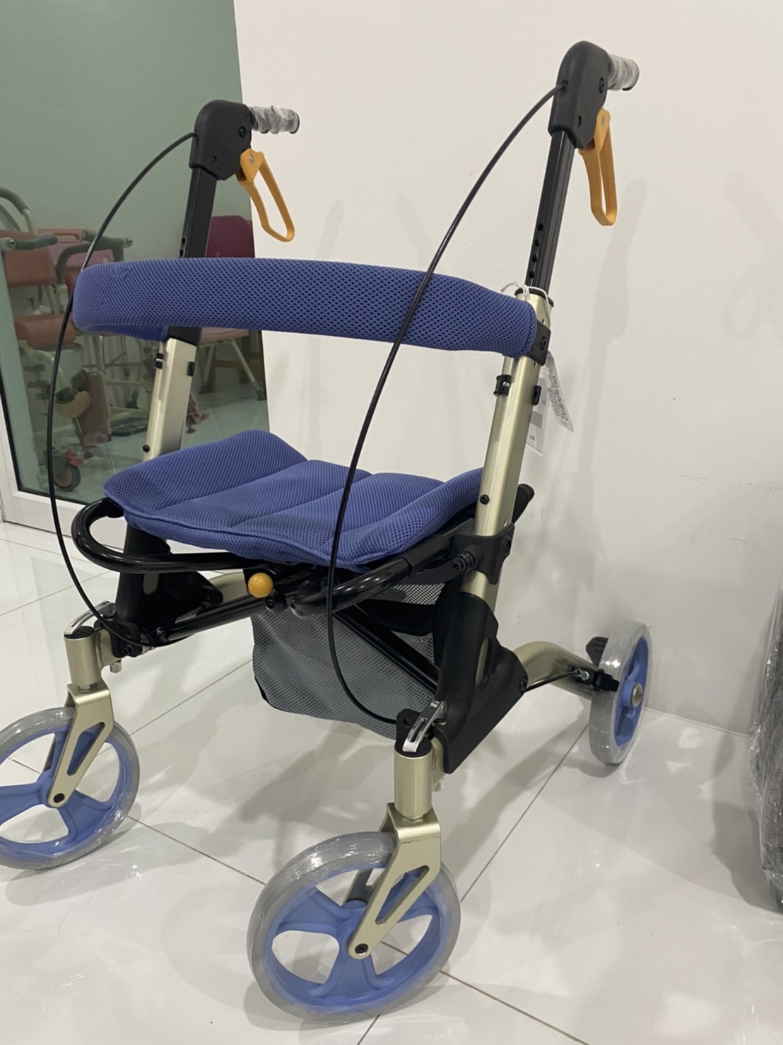 รถเข็นช่วยพยุงเดิน แบรนด์จากประเทศญี่ปุ่น ( 歩行器 ) Matsunaga รุ่น MV100 น้ำหนักเบา พกพาสะดวก นั่งสบาย พับเก็บได้ (Best Seller)