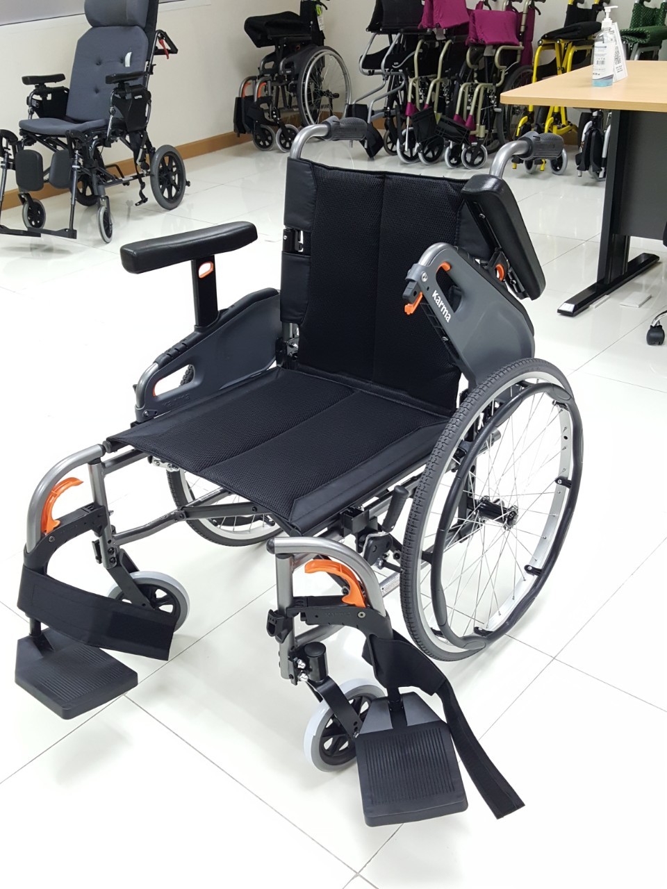 รถเข็นอลูมินัมอัลลอยด์คาร์ม่า KARMA รุ่น FLEXX (KM-8522) เบาะกว้างพิเศษ 20 นิ้ว รองรับน้ำหนักสูงสุด 130 กิโลกรัม เหมาะสำหรับ คนมีรูปร่างใหญ่, คนที่มีน้ำหนักมาก, คนไซร์ฝรั่ง, สูง ใหญ่ ของแท้ รับประกันศูนย์ไทย 5 ปี