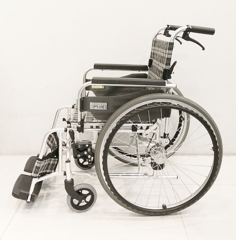 รถเข็นผู้ป่วย MIKI รุ่น MVWSW-47JD ล้อหน้า 6 นิ้ว ล้อหลัง 24 นิ้ว หนัก 14.5 กิโลกรัม รับประกันศูนย์ไทย 3 ปี