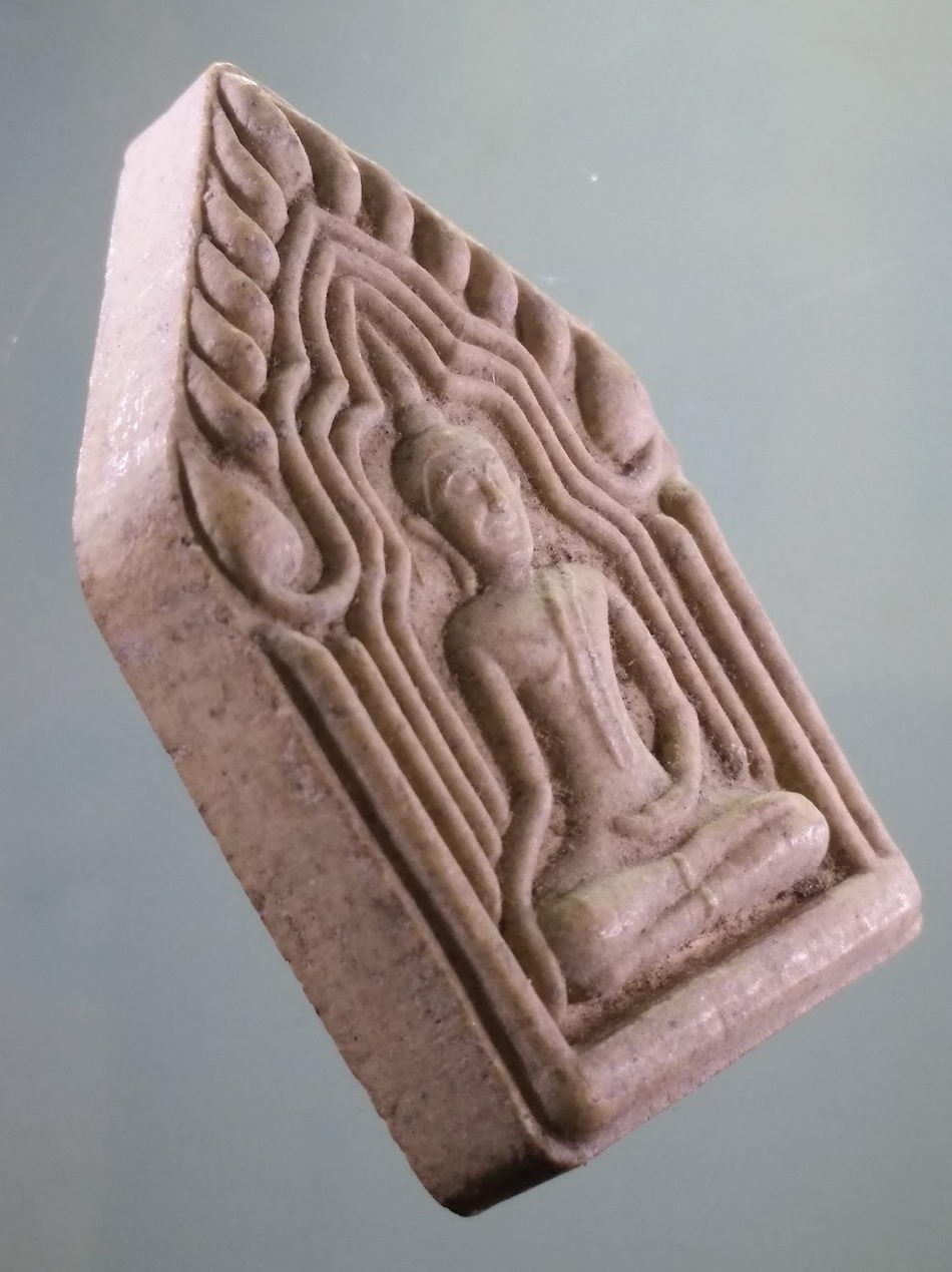 รหัสสินค้า พระเนื้อดิน เนื้อผง เนื้อว่าน 185 พระขุนแผนพุทไธศวรรย์ พิมพ์แขนอ่อน เนื้อผงพุทธคุณ หลวงพ่อหวล วัดพุทไธศวรรย์ สร้างโดยกองทุนหลวงปู่ปาน จัดสร้างปี 2547 หายาก สร้างน้อย ไม่ค่อยพบเจอ